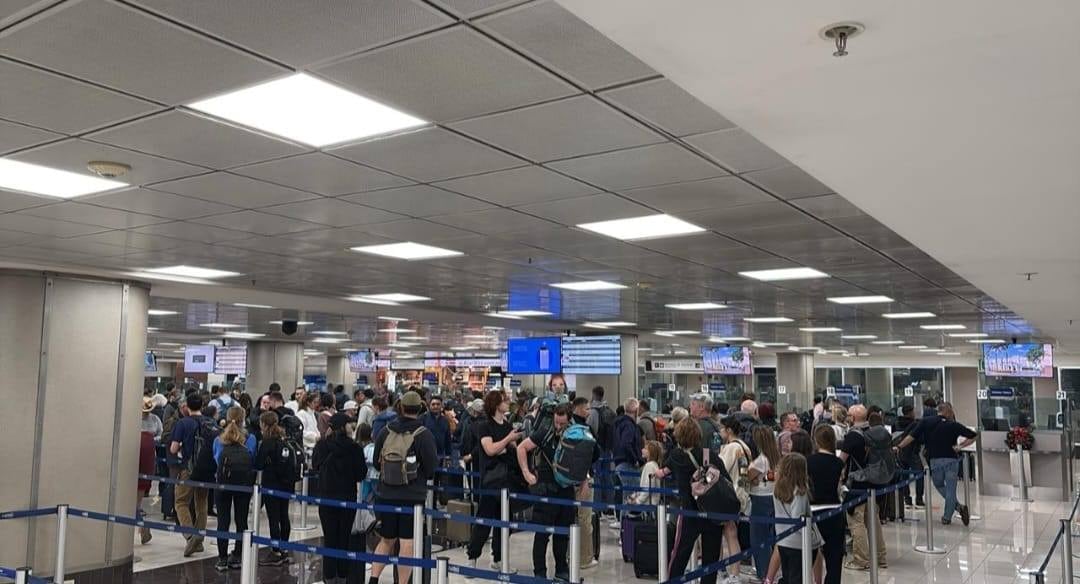 Aeropuerto Juan Santamaría y Peñas Blancas reportan masivo movimiento migratorio en fin de año