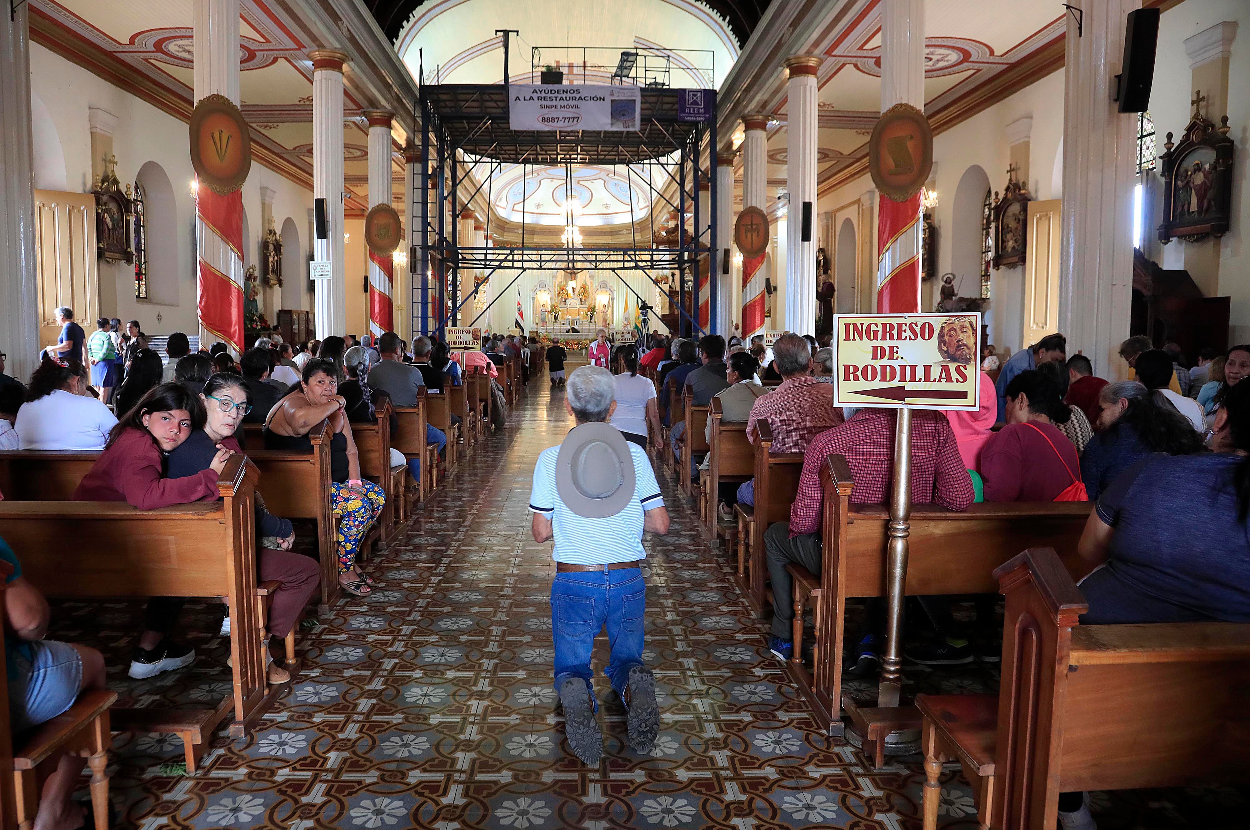07/01/20023 San José. Romería con el Santo Cristo de Esquipulas desde la Catedral Metropolitana hasta la parroquia de Alajuelita, pasando por la comunidad de Cristo Rey conde el padre Sergio y los colaboradores de Obras del Espíritu Santo también le dieron el acostumbrado especial recibimiento de todos los años. La pequeña peregrinación también pasó por Sagrada Familia y Hatillo antes de llegar a su destino final.
