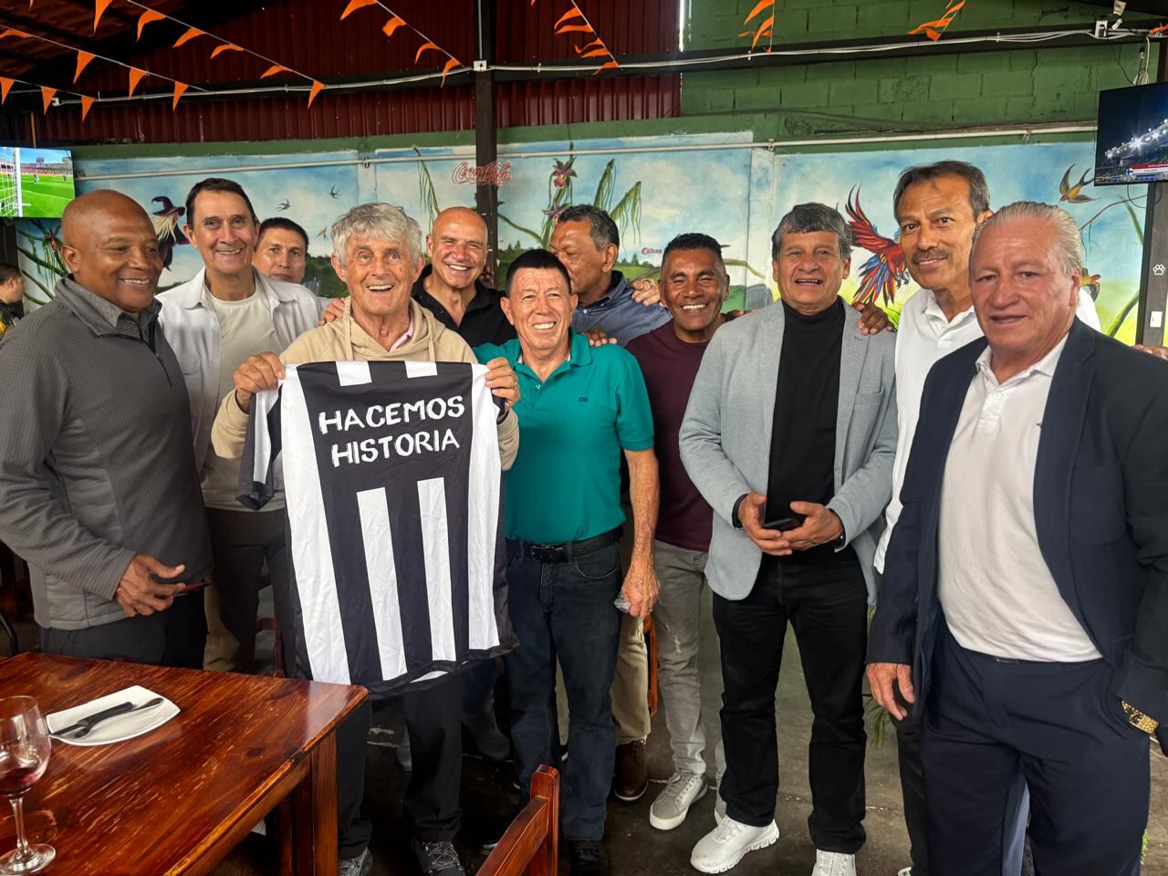 Bora Milutinovic
Rodrigo Kenton, Alexandre Guimaraes,. Hermidio Barrantes, Bora, José Jaikel, German Chavarría, Rónald Policía Gómez, Marvin Obando, Róger Flores, Rónald Marín y Claudio Jara
10 de junio 2025
Cortesía