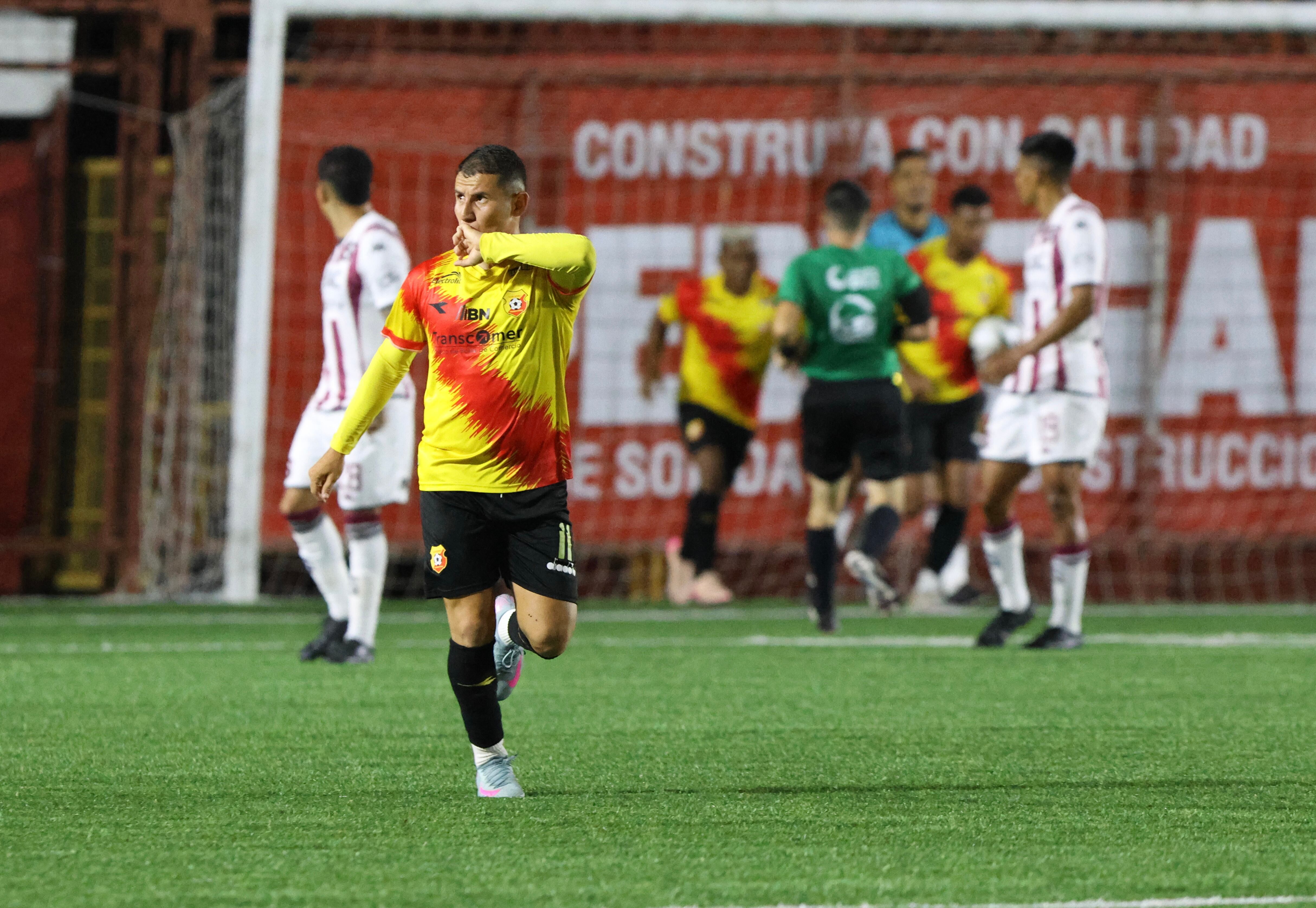 Juego entre Herediano vs Saprissa por el segundo partido de la semifinal / foto Mayela López