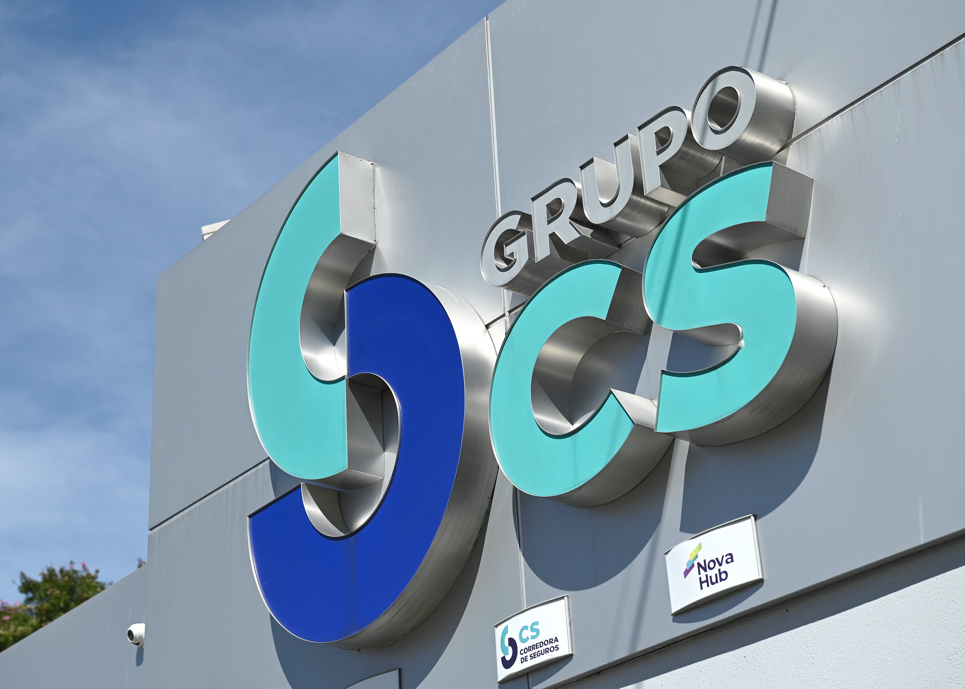 Fachada de una sucursal de Coopeservidores en Costa Rica, con el logo del grupo CS en el edificio. La cooperativa enfrenta una crisis financiera con pérdidas millonarias.