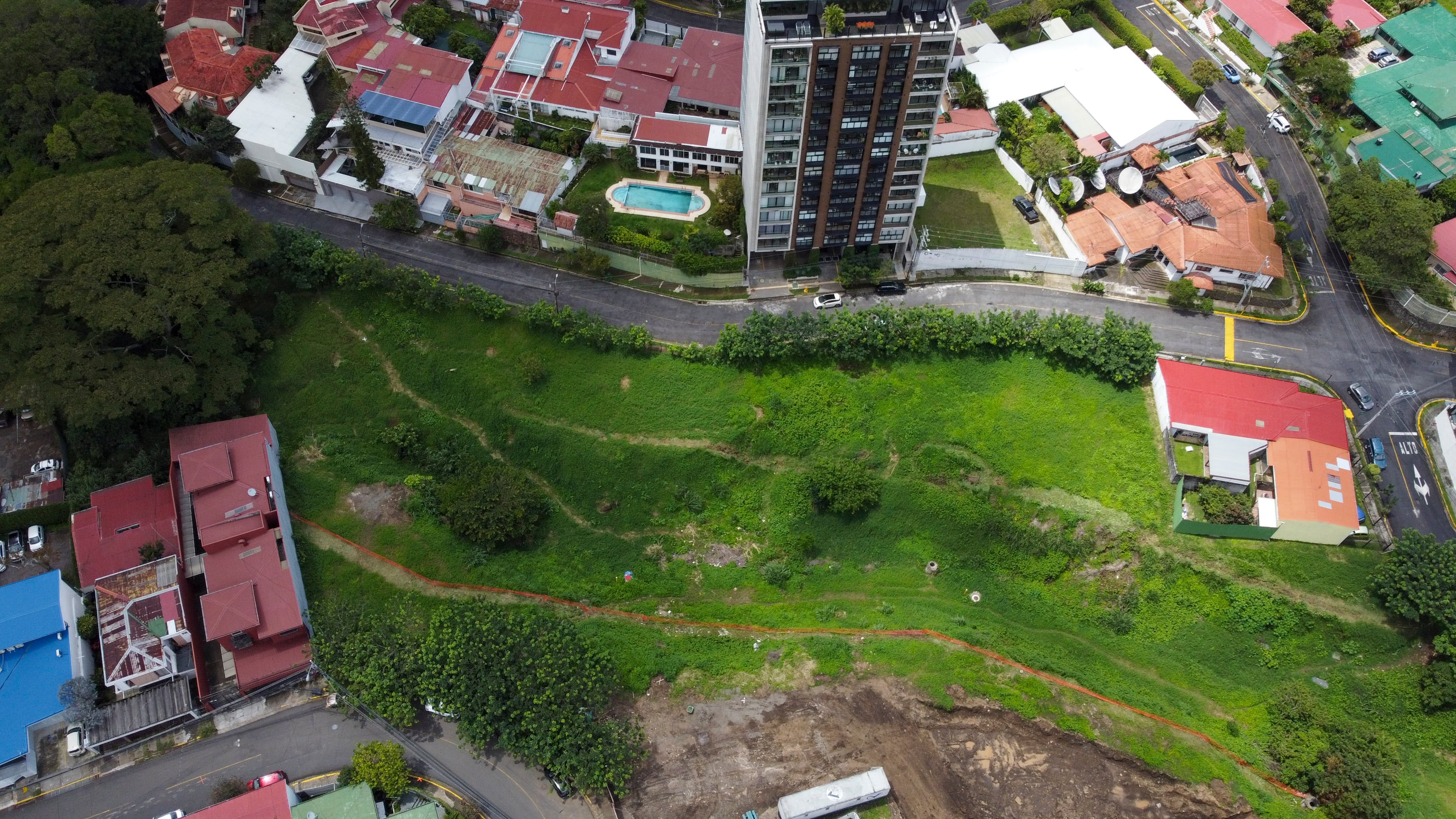 25/06/2025, San José, Barrio Escalante, movimientos de tierra en terreno en Barrio Escalante.