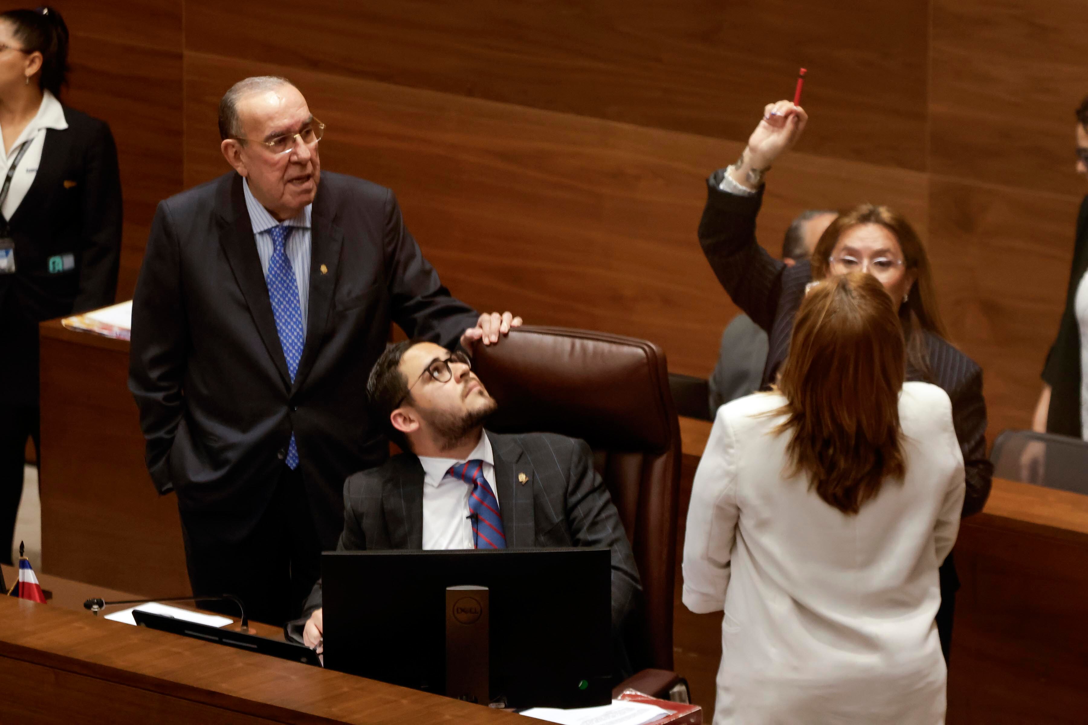 Aprobación de voto de censura contra la ministra de Educación, Anna Katharina Müller.