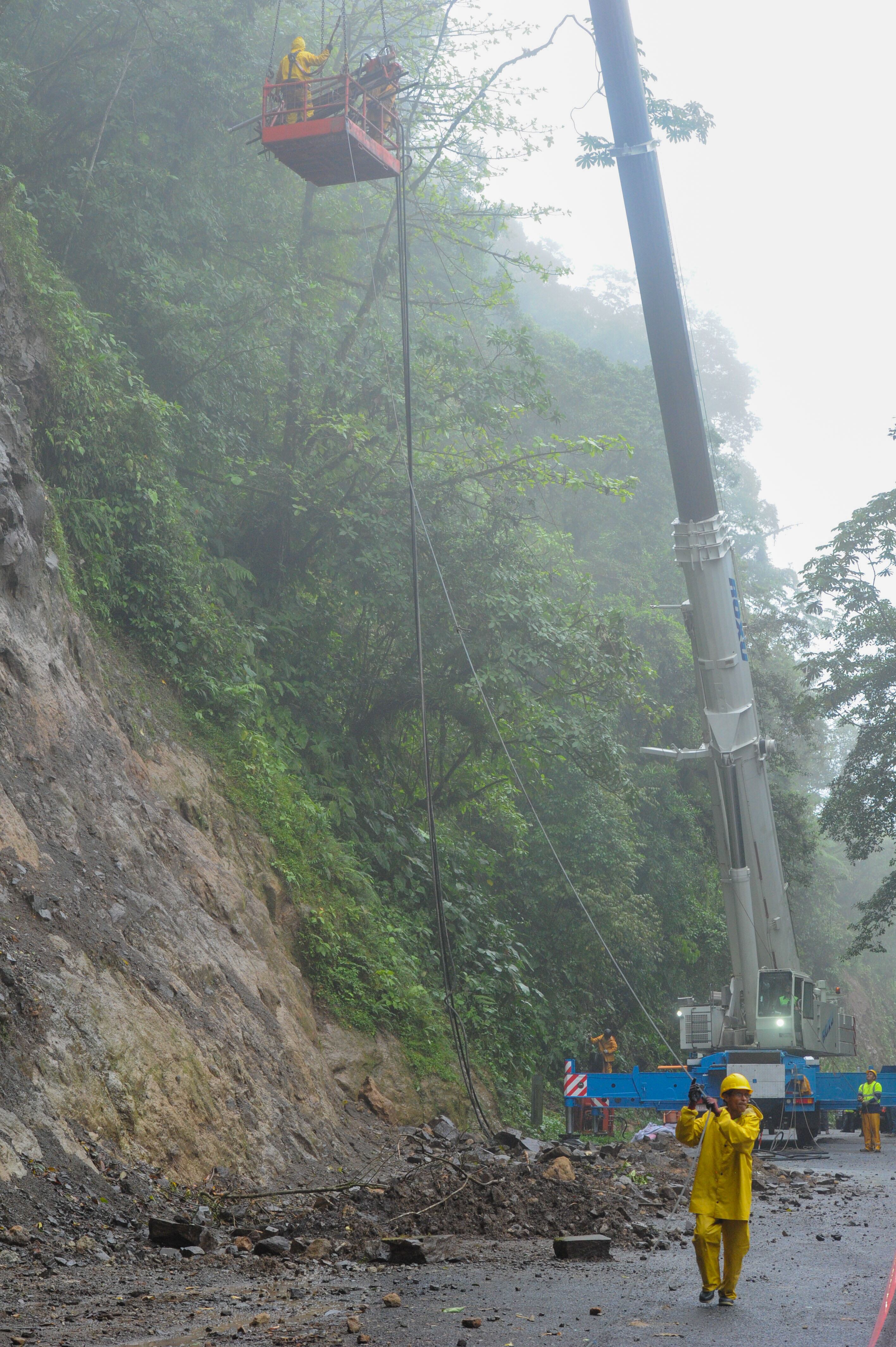 Zurquí ruta 31 voladura de enorme roca