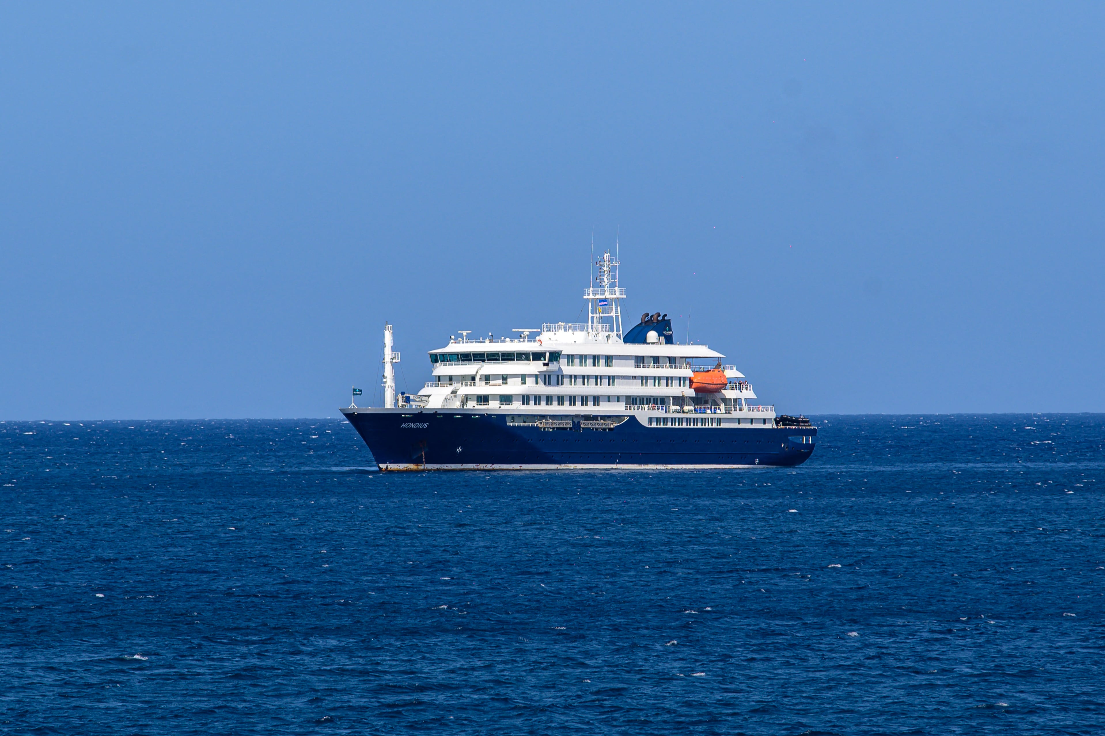 Vista general del crucero MV Hondius, detenido frente al puerto de Praia, capital de Cabo Verde, el 3 de mayo de 2026. A bordo se reportó un brote de enfermedad respiratoria grave -hantavirus- que dejó fallecidos y personas en estado crítico, según autoridades.The outbreak occurred on the MV Hondius, travelling from Ushuaia in Argentina to Cape Verde. The patient being treated in Johannesburg tested positive for a hantavirus, a family of viruses that can cause hemorrhagic fever, South African spokesperson Foster Mohale said. (Photo by AFP)