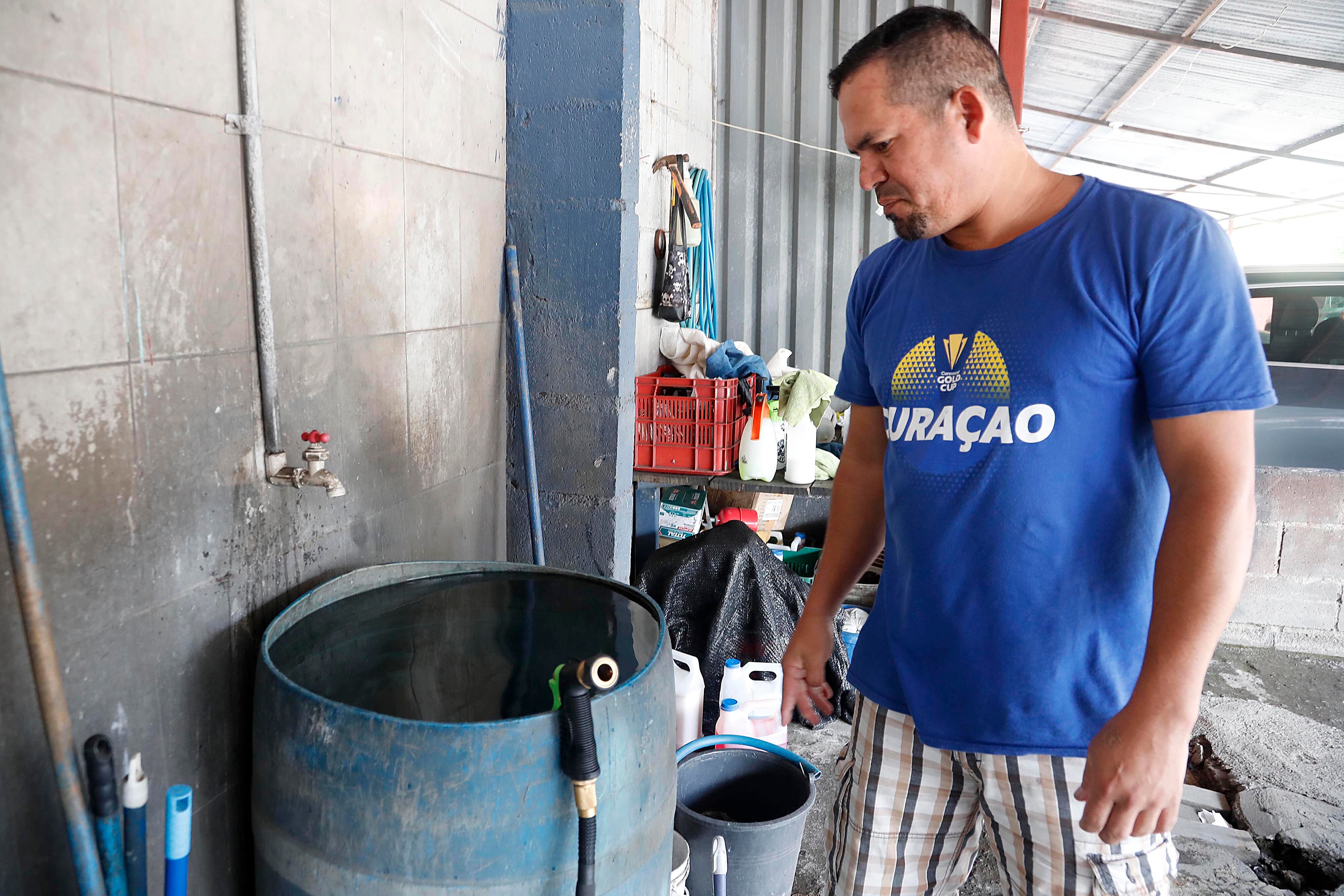 31/01/2024 Recorrido por Moravia, Guadalupe y Tibás, cantones afectados por el agua contaminada y en los que las imágenes de la gente haciendo fila con recipientes para recoger agua que llevan los camiones repartidores son recurrentes. Pese a la crisis este lavacar operaba con relativa normalidad en el centro de Moravia, a las 9:21 a.m. Foto: Rafael Pacheco Granados
