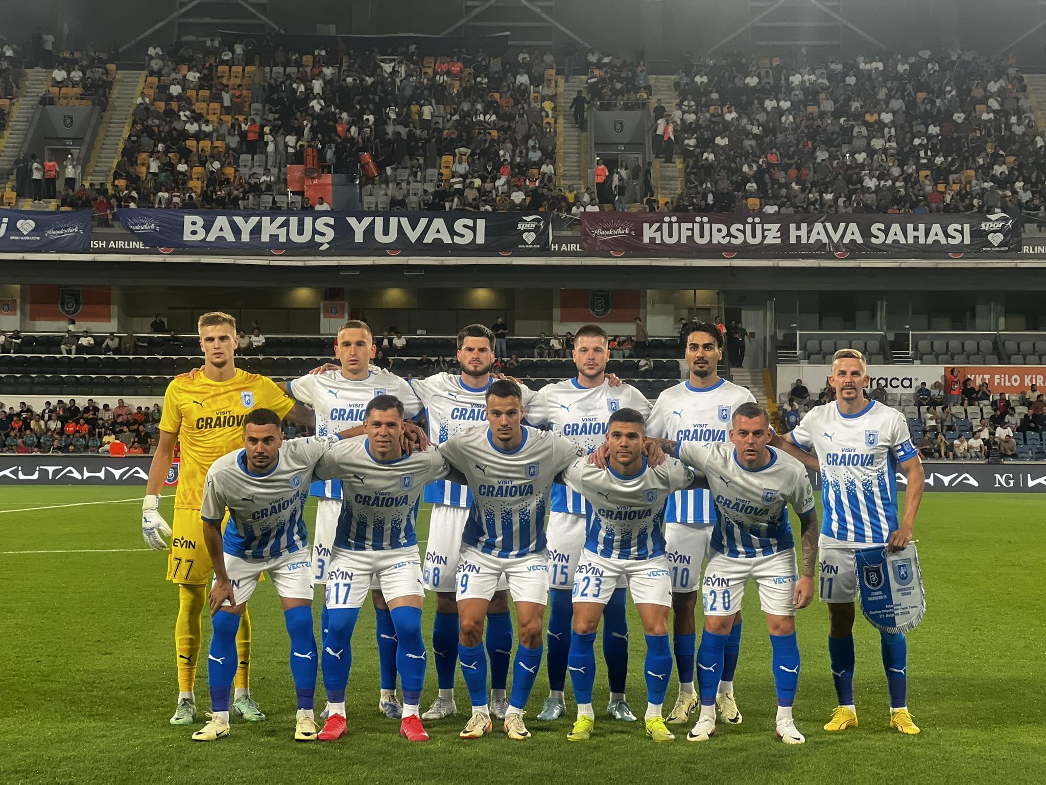 Carlos Mora y sus compañeros de la Universidad de Craiova ganaron de visita en Turquía, por la Conference League.