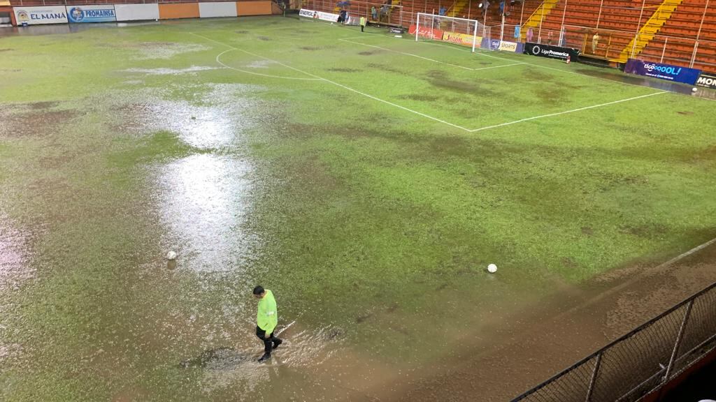 La gramilla del Lito Pérez se maltrató bastante con el aguacero en el partido entre Puntarenas y Herediano.