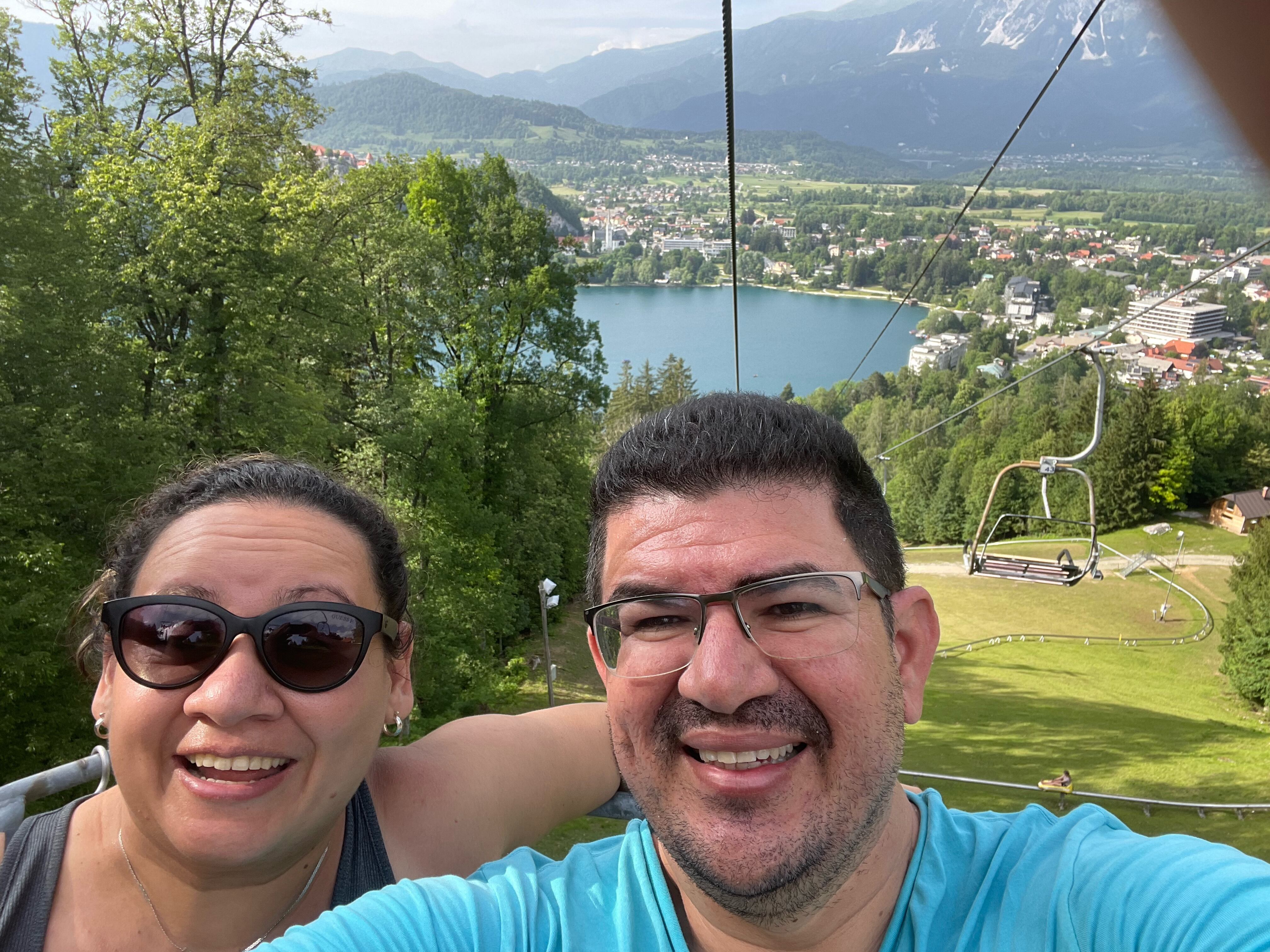La aventura de subir en telesilla y descender en tobogán frente al Lago de Bled en Eslovenia.