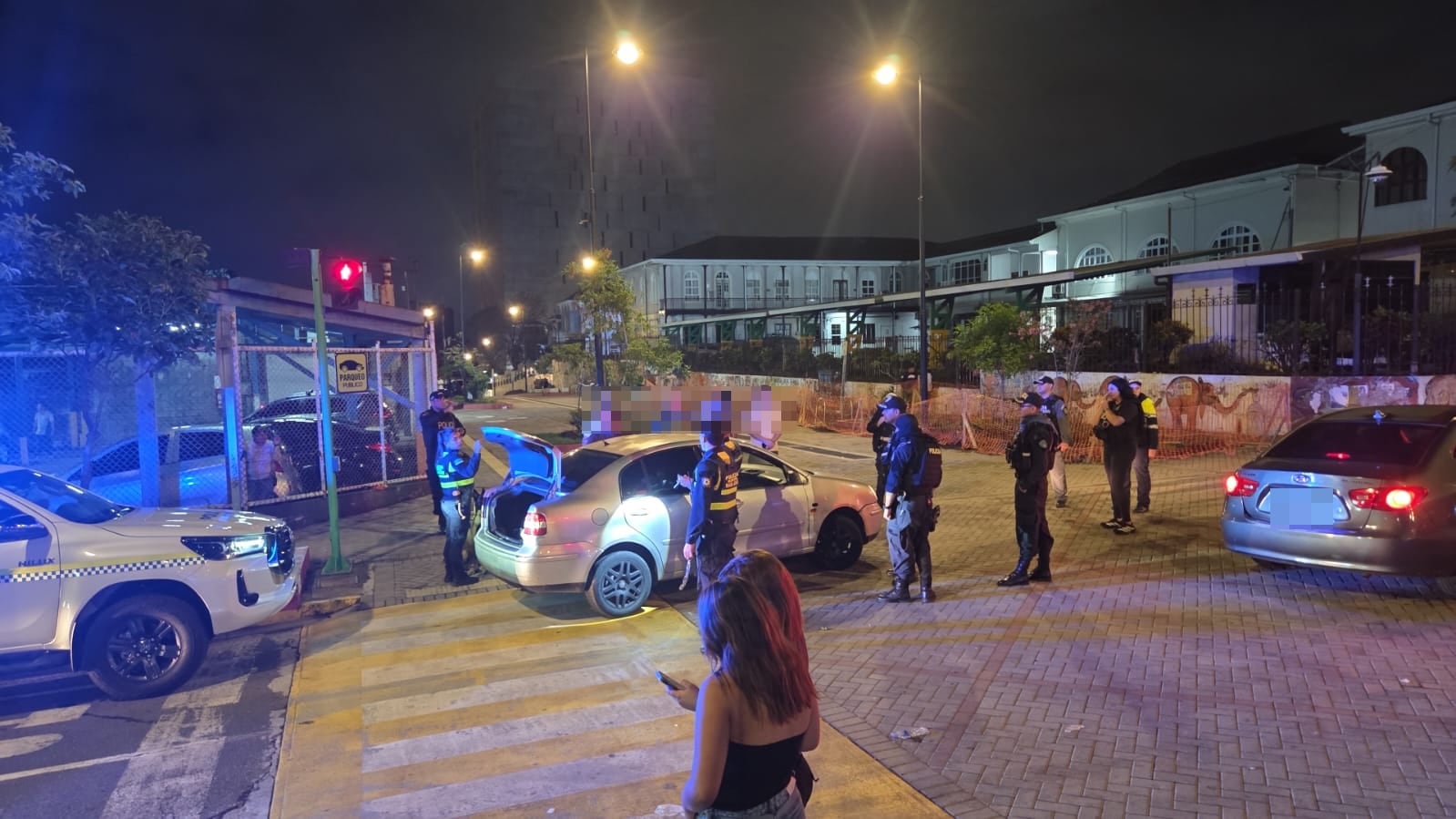 Foto de controles en carretera:
La Policía de Tránsito y otras autoridades realizaron controles vehiculares en los accesos a La California como parte del operativo efectuado durante la madrugada.