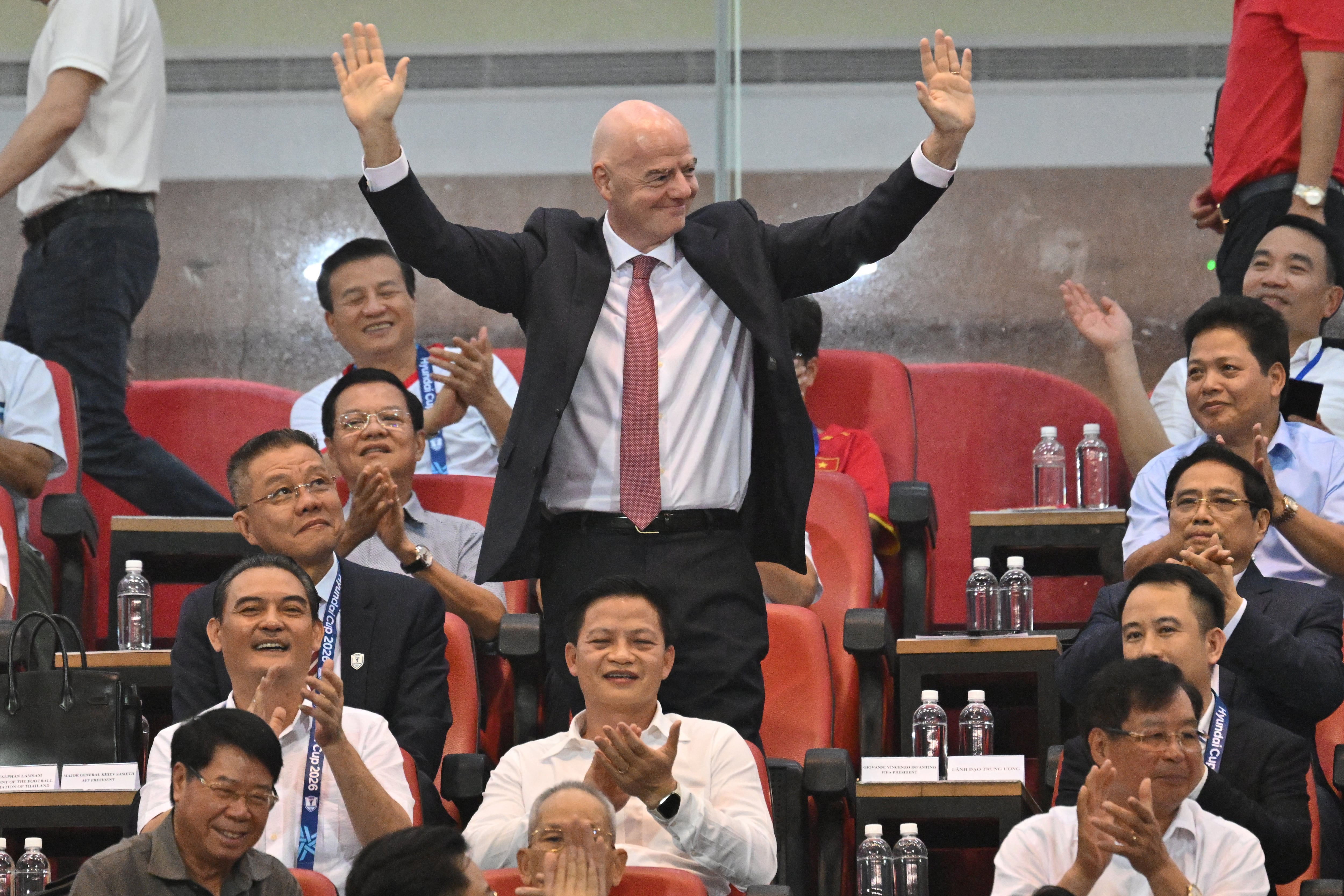 El presidente de la FIFA, Gianni Infantino, saluda este 26 de agosto durante un partido entre Vietnam y Tailandia en la ciudad de Hanoi.