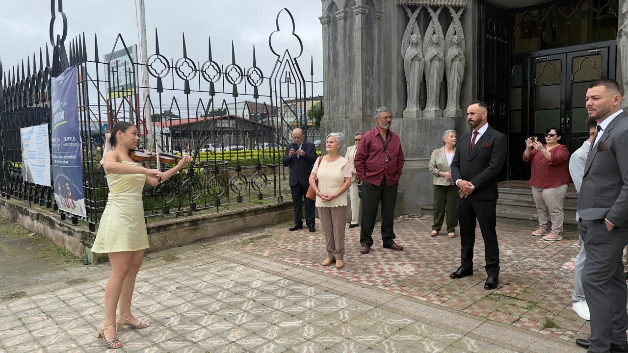 Vecinos y visitantes se detienen a escuchar las piezas del repertorio nacional en vivo.