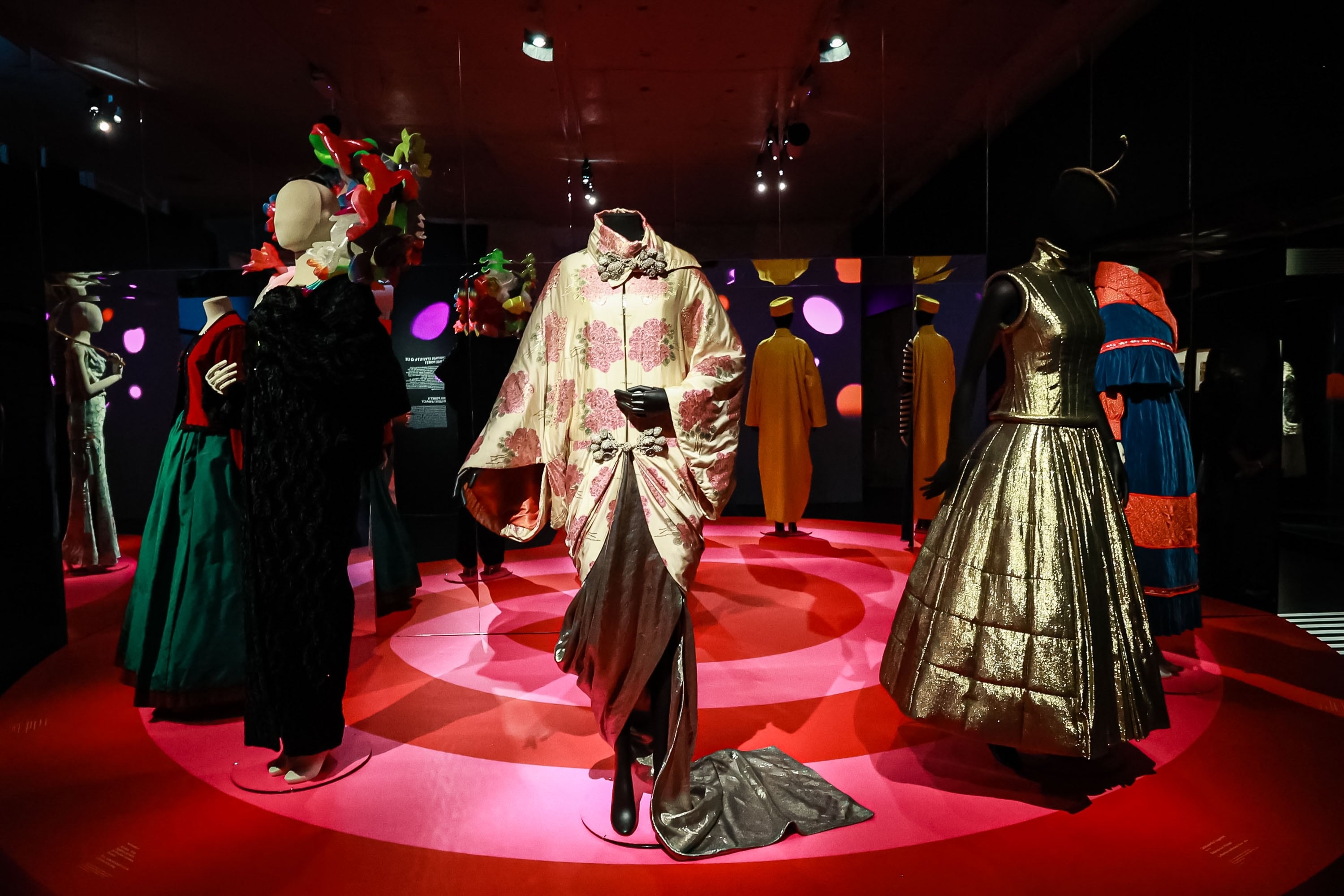 París, Francia, 26 de junio de 2025 : Exhibición de Paul Poiret, La moda es una fiesta.