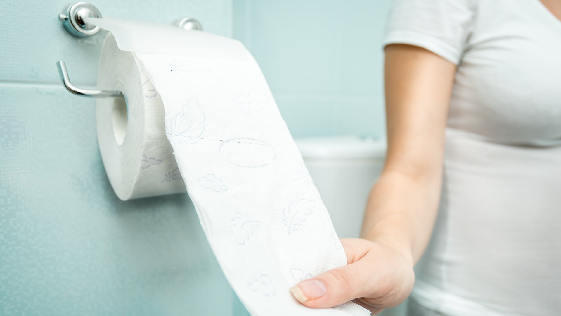 Científicos y antecedentes históricos explican por qué el papel higiénico debe colocarse con la hoja hacia el frente del rollo.