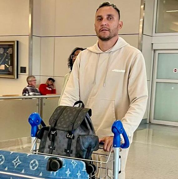 Keylor Navas llegó a Frisco, Texas, Estados Unidos, para sumarse a la Selección de Costa Rica, de cara al repechaje ante Honduras. El portero realizará su primera práctica este miércoles 20 de marzo.
