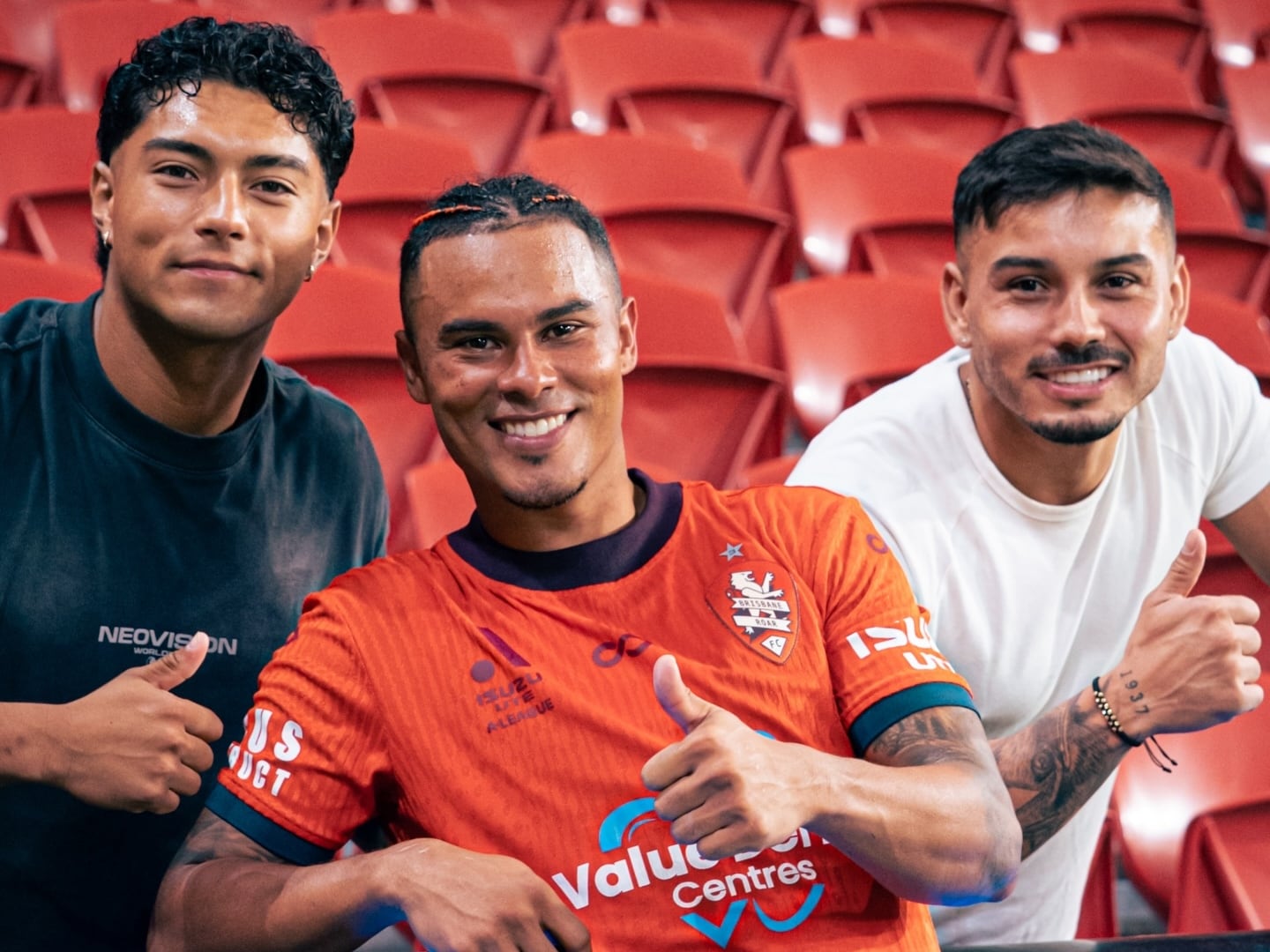 Youstin Salas junto con aficionados que compartieron con él en un juego del Brisbane Roar.