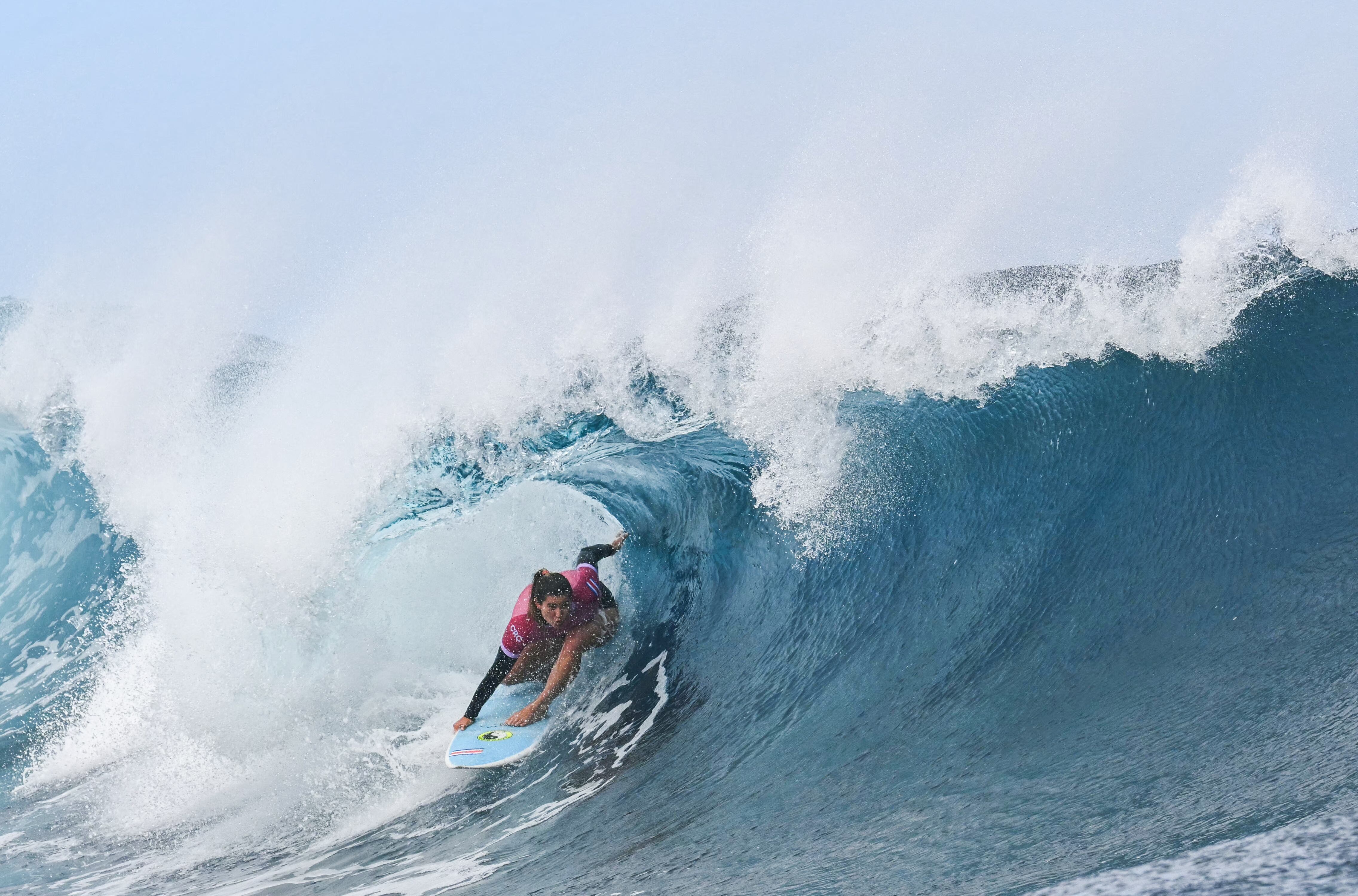 Brisa Hennessy realizó una maniobra increíble, al completar un “tubo”, para sumar una ola de 7.67, el puntaje más alta de la jornada femenina, en los octavos de final del Torneo de Surf de los Juegos Olímpicos París 2024.