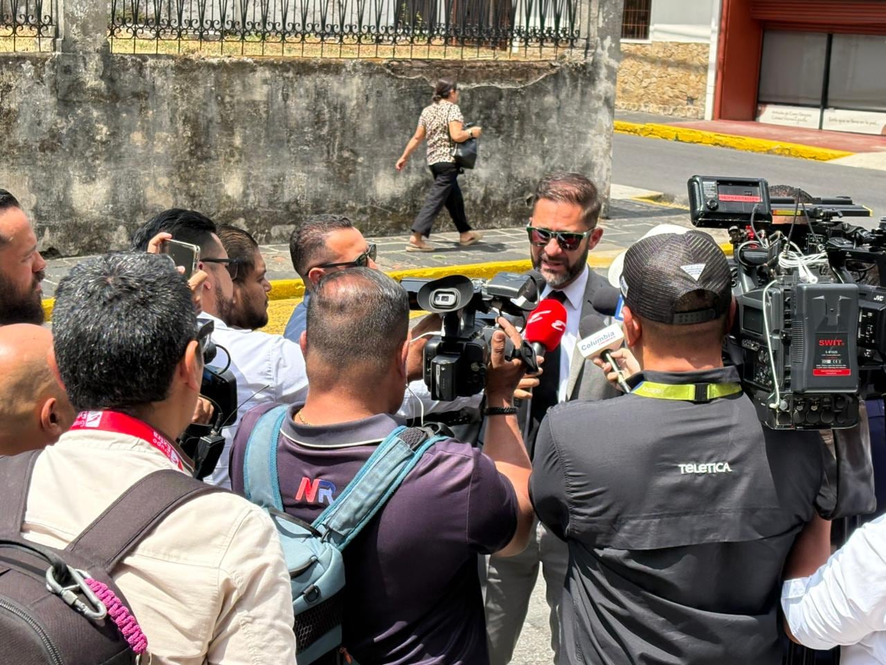 El abogado Alberto García, uno de los defensores de la jueza agredida por un vecino, adelantó ante los medios de comunicación que lo entrevistaron afuera de los tribunales de Heredia, que solicitarían prisión preventiva para el sospechoso.