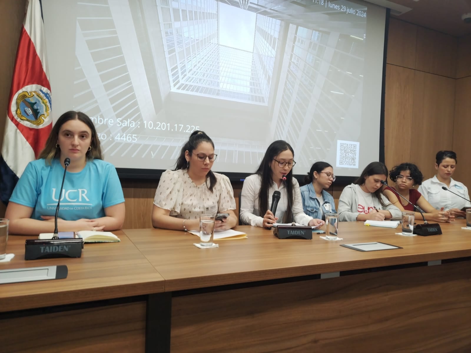 Estudiantes de universidades públicas y secundaria dieron una conferencia de prensa en la Asamblea Legislativa, para refererirse a acciones que están tomando, según afirman, para defender el derecho a la educación. Foto: Diego Bosque