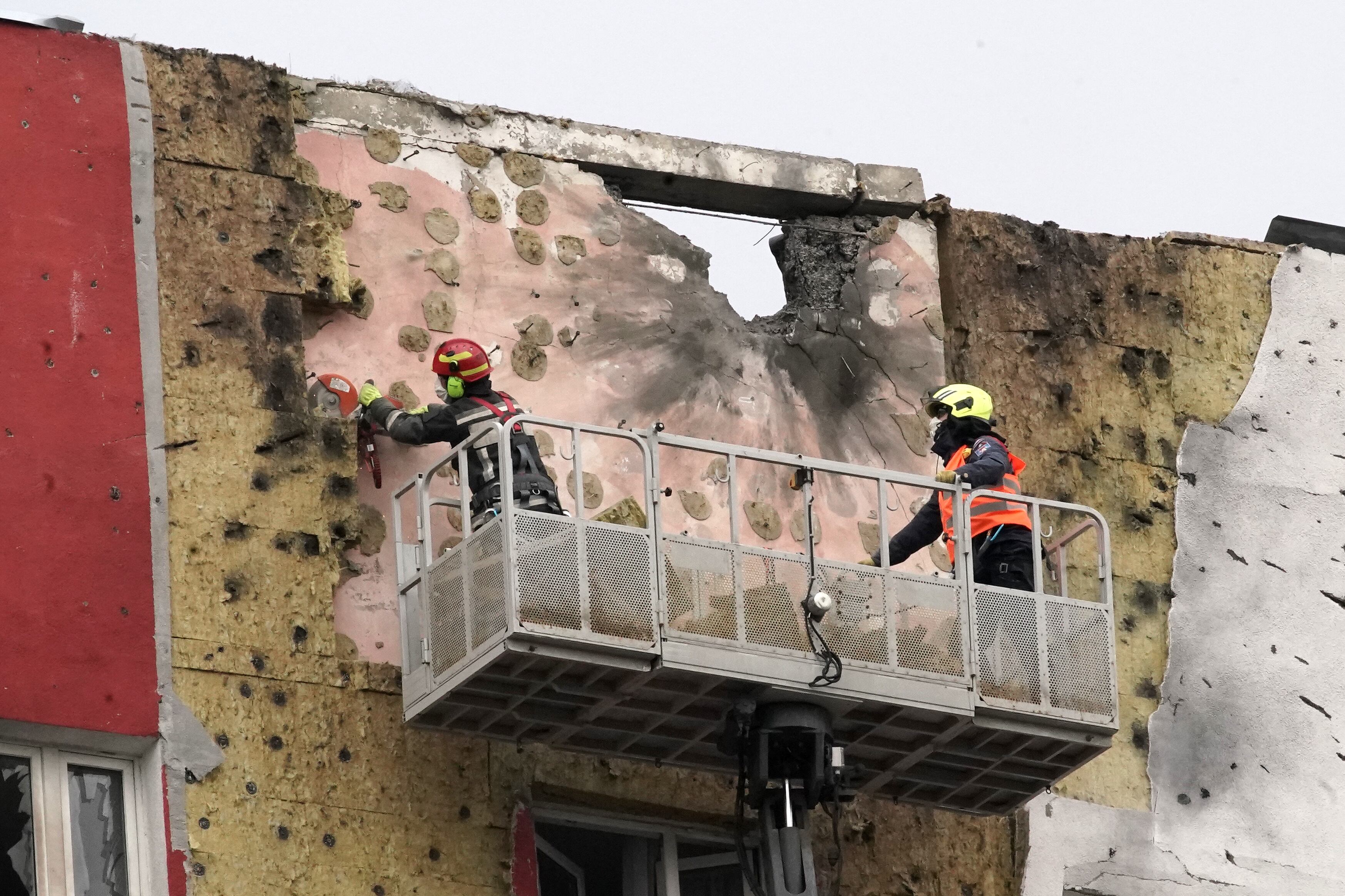 Operarios trabajaron la fachada de un edificio de apartamentos dañado por un ataque con drones en Moscú este 11 de marzo de 2025. Fotografía: