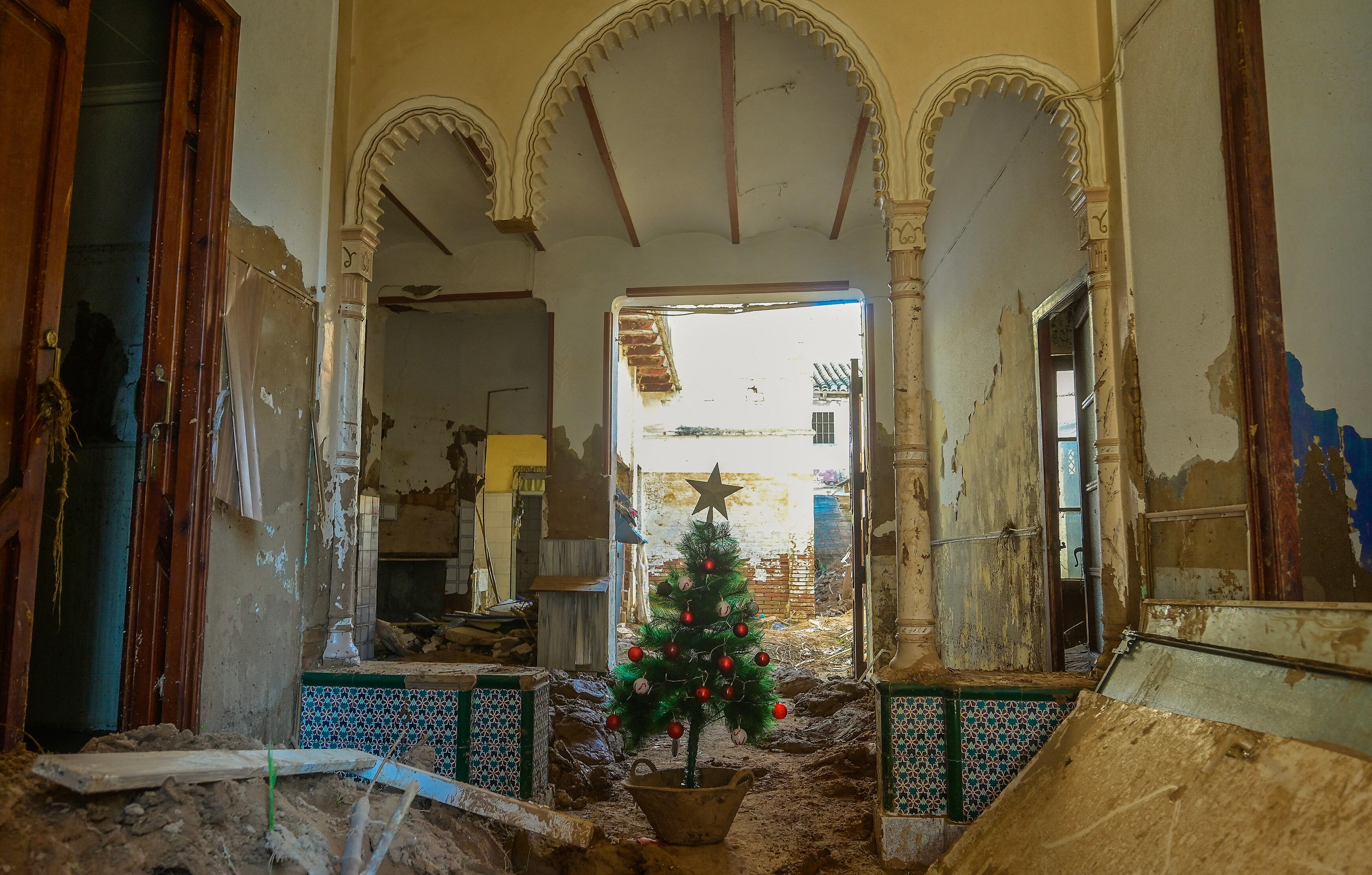 Árbol de Navidad en una casa destruida por las inundaciones en Paiporta, cerca de Valencia, España, tras las lluvias de octubre de 2024.