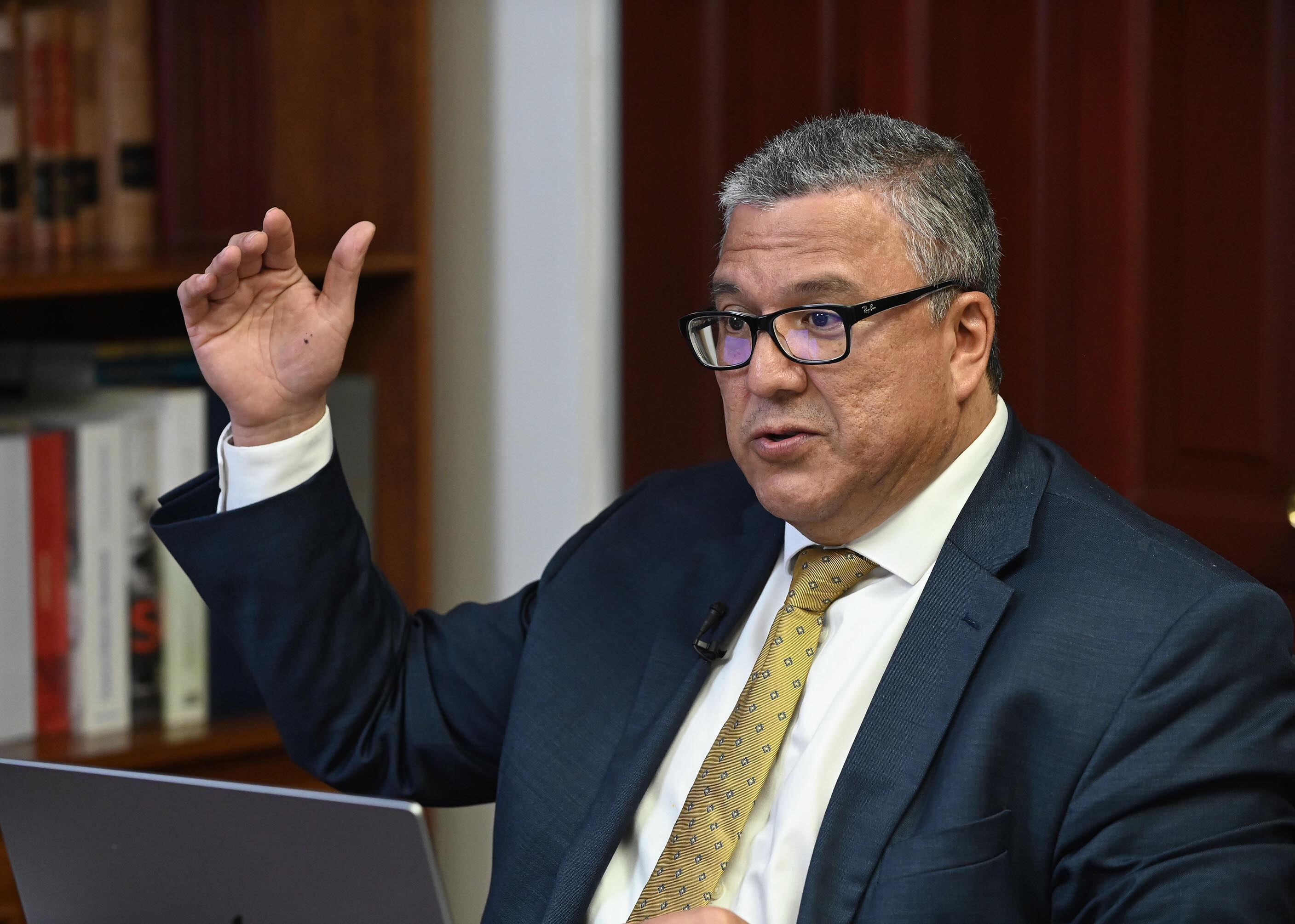 09 de junio del 2025. Rectoría de la UCR. 17:00 hrs. Entrevista con el rector de la Universidad de Costa Rica, Carlos Araya Leandro en su despacho. El catedrático fue consultado acerca de la aprobación del nuevo esquema de salarios para puestos de confianza dentro de la institución. En la foto: La entrevista se realizó en la oficina del rector. Foto: Albert Marín .