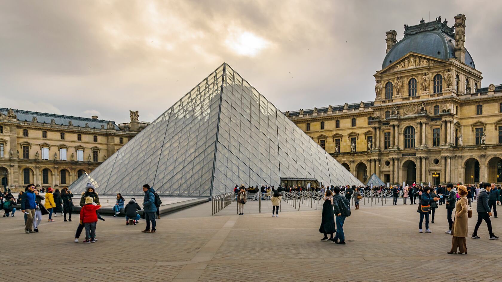 Cinco robos que dejaron al descubierto las debilidades del Louvre, entre ellos uno con vínculos a Pablo Picasso y otro que hizo famosa a la “Mona Lisa”.