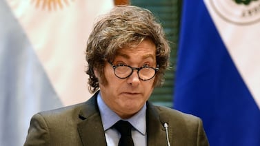 En plena crisis política, Javier Milei lanza su nuevo libro cantando rock en Buenos Aires