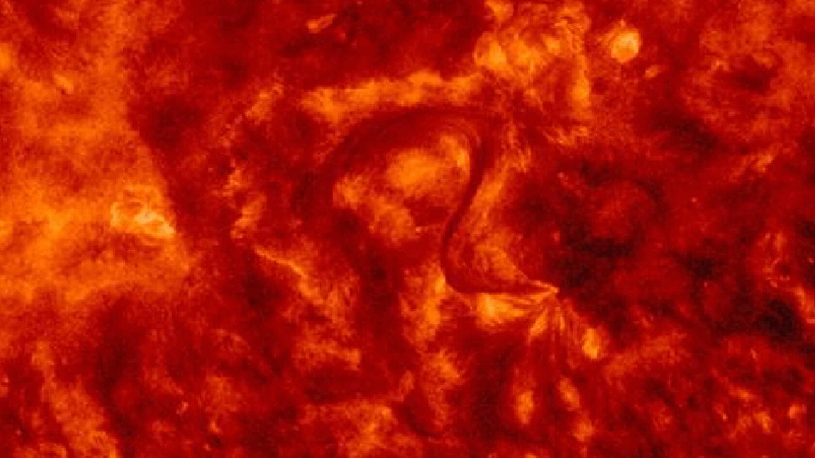 El Sol mostró una figura en forma de “S” que anticipó una eyección de plasma. El fenómeno coincidió con una luna de sangre.