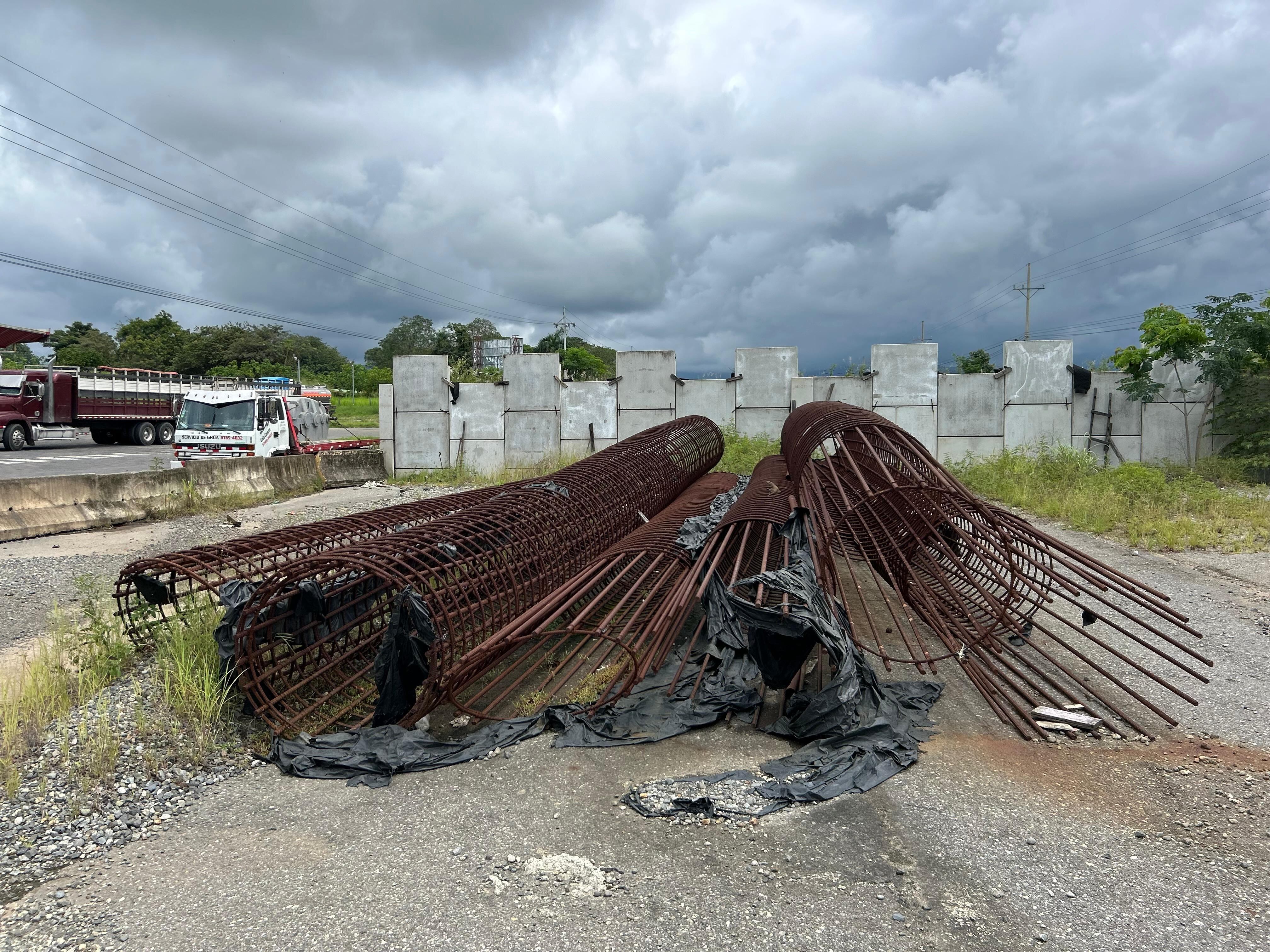 Estructuras de metal abandonadas en el cruce a Sardinal, como parte de la carretera Barranca-Limonal. 16-10-25.