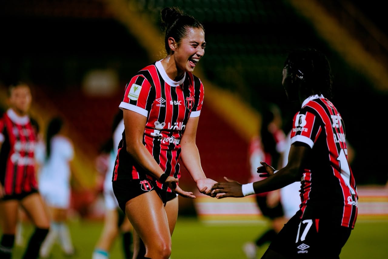 Miranda Solís festeja uno de sus goles junto a Alisha Lindo, en el partido entre Alajuelense y Pococí.