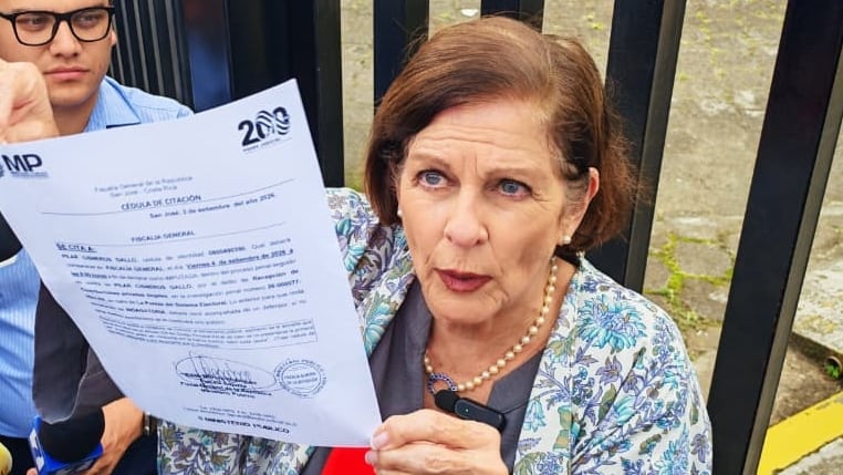 A las 3:10 p. m. mientras rendía una improvisada conferencia en las afueras de Casa Presidencial, un notificador judicial le entregó el documento donde consta que figura como imputada en la causa penal sobre la presunta estructura de financiamiento electoral de la campaña 2022.