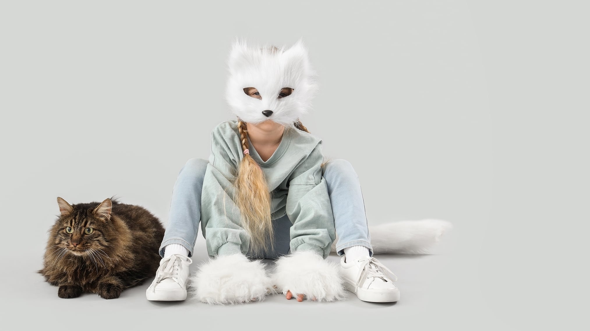 Therians, persona con disfraz de gato junto a gato real