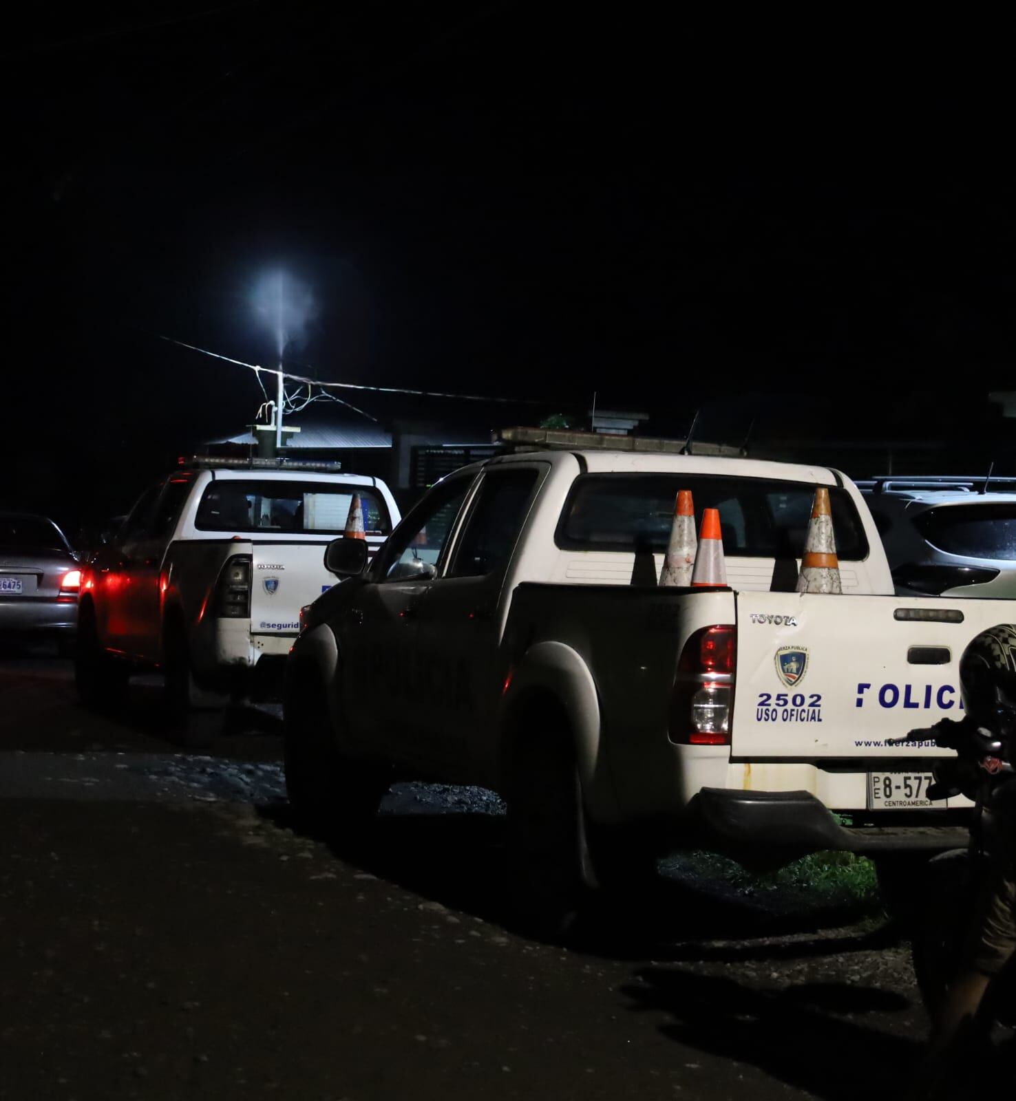 La Fuerza Pública se presentó al sitio en Puerto Viejo y custodió la escena hasta que llegaron agentes del OIJ para las pesquisas y el levantamiento de cuerpos. Foto: Reiner Montero.