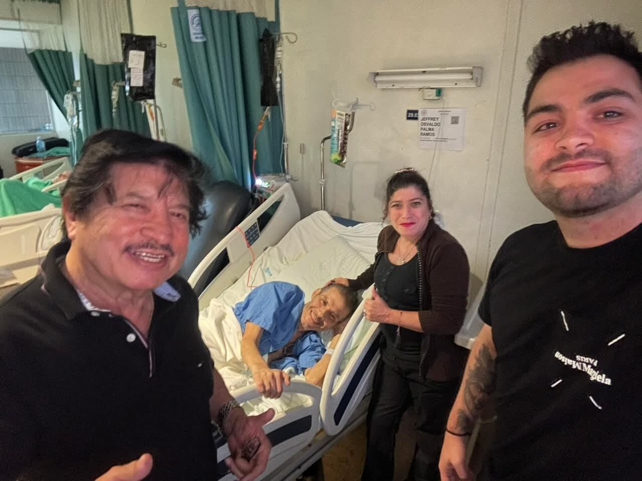 Jeffrey Palma con sus amigos en el hospital.