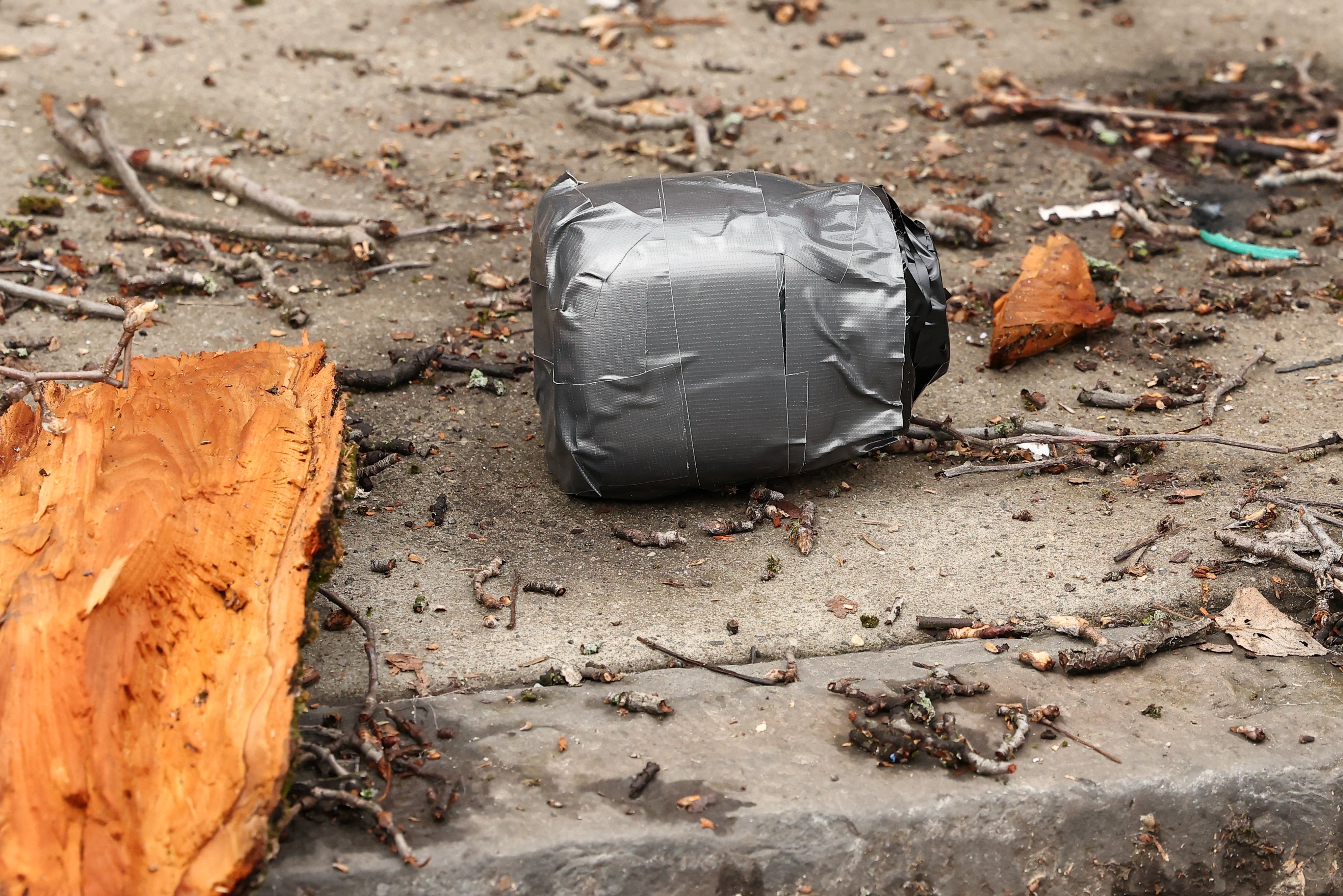 Artefacto explosivo casero sin detonar lanzado por un activista de izquierdas hacia la policía durante una protesta organizada por el influencer de ultraderecha Jake Lang contra la supuesta "islamización" y para pedir el cese de la oración musulmana pública en Nueva York.