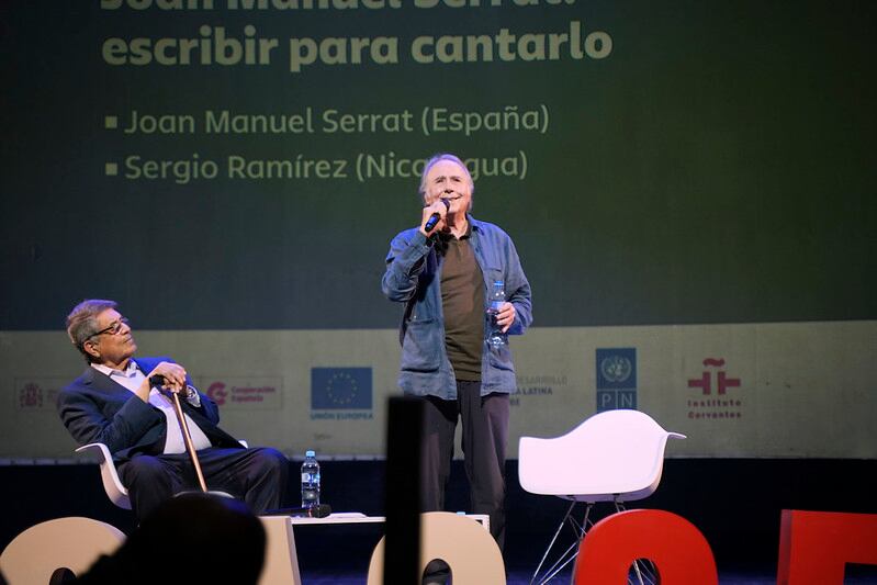 Sergio Ramírez con Joan Manuel Serrat en la inauguración de Centroamérica Cuenta 2025, en el Teatro Lux de Ciudad de Guatemala.