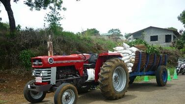 Los agricultores viajan con cajón