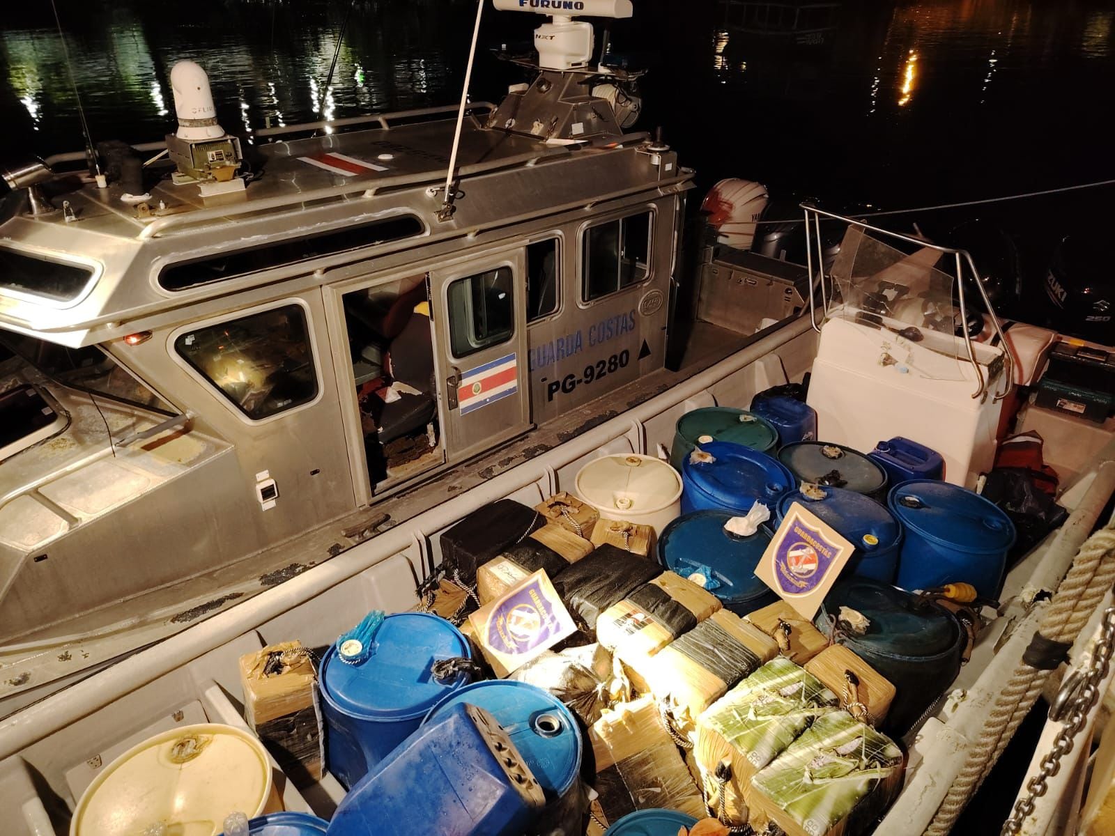 Autoridades interceptaron embarcación tipo “go fast” con 42 bultos de droga en el Pacífico Sur.