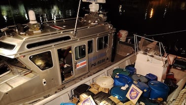Guardacostas intercepta lancha con 840 kilos de aparente cocaína en el Pacífico Sur: hay cuatro tripulantes detenidos
