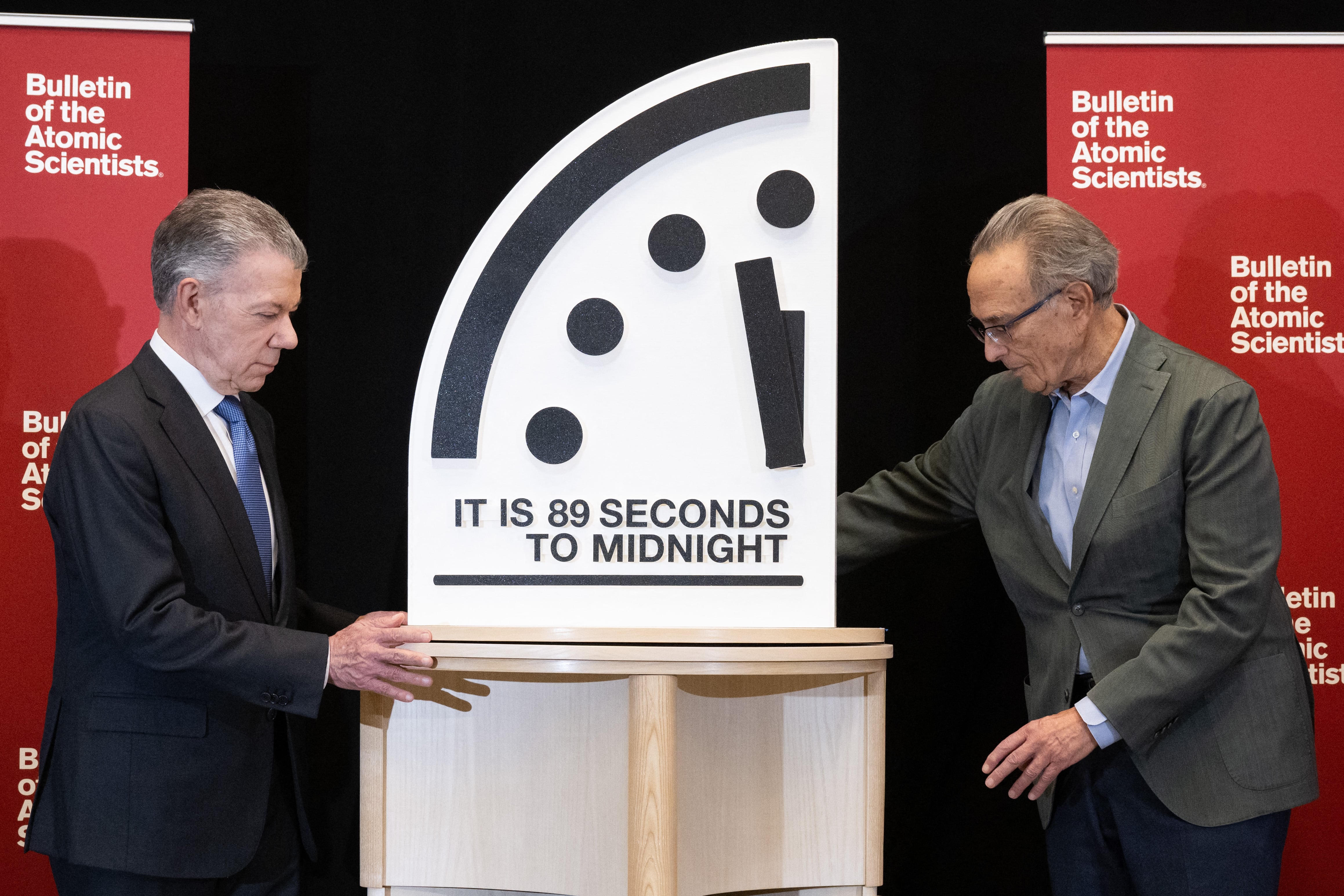 Expresidente de Colombia Juan Manuel Santos (izq.), presidente de The Elders, y Robert Socolow (der.), profesor emérito de la Universidad de Princeton y miembro de la Junta de Ciencia y Seguridad de los Científicos Atómicos, presentan el Reloj del Juicio Final ubicado a 89 segundos de la medianoche, el punto más cercano alcanzado en sus 78 años de historia, como señal de que el mundo avanza hacia un nivel de riesgo sin precedentes. La hora fue fijada por la Junta de Ciencia y Seguridad del Boletín de los Científicos Atómicos, durante un acto en el Instituto de la Paz de Estados Unidos, en Washington D. C., el 28 de enero de 2025.
Según el Boletín de los Científicos Atómicos, el Reloj del Juicio Final, creado en 1947, es un diseño metafórico que advierte al público sobre cuán cerca se encuentra la humanidad de destruir el mundo mediante tecnologías peligrosas creadas por el propio ser humano.
(Foto: SAUL LOEB / AFP)