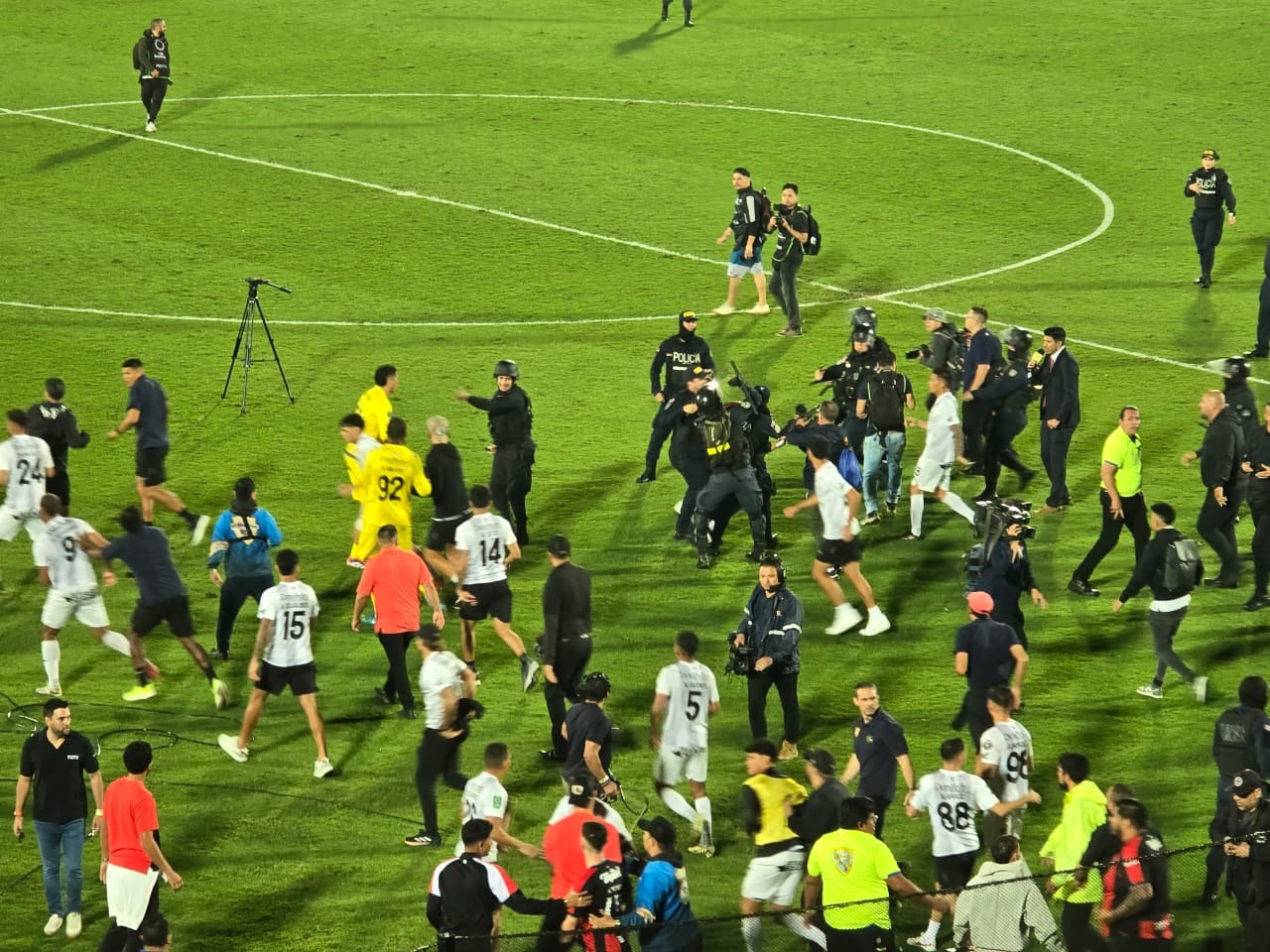La Fuerza Pública tuvo que intervenir al terminar la gran final entre Liga Deportiva Alajuelense y el Club Sport Herediano en el estadio Alejandro Morera Soto.