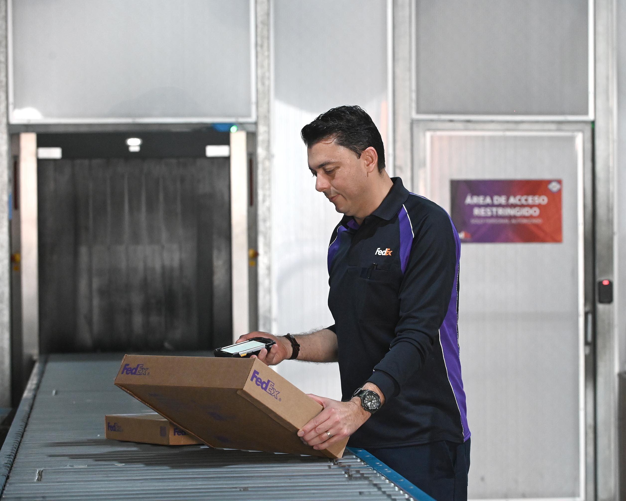 16 de octubre del 2025. Bodegas de FEDEX en Belén. Entrevista a Mauricio Barreto quién es el gerrente senior de Fedex en Costa Rica. Recorrido por algunas áreas del proceso de la compañia que cumple 25 años y está en notoria expansión debido al trasiego de dispositivos médicos. En la foto: Mauricio Barreto. Foto: Albert Marín.