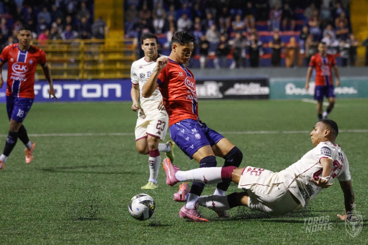 Jorkaeff Azofeifa entró fuera a Dylan Masís, jugador de San Carlos.