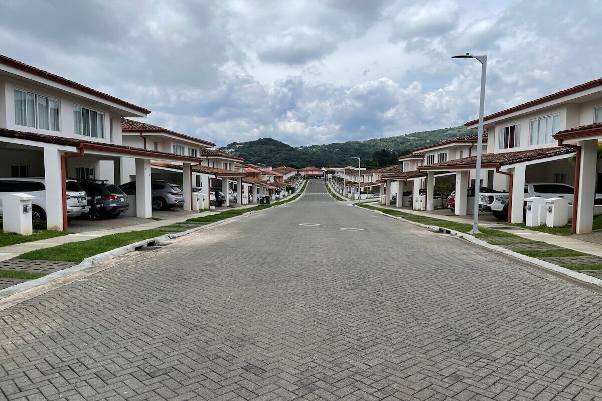 Los jueces concluyeron que, al inscribirse la finca matriz como condominio, esta experimentó una transformación legal y se dividió en varias filiales privadas y áreas comunes, por lo que no procedía un embargo ni un remate.