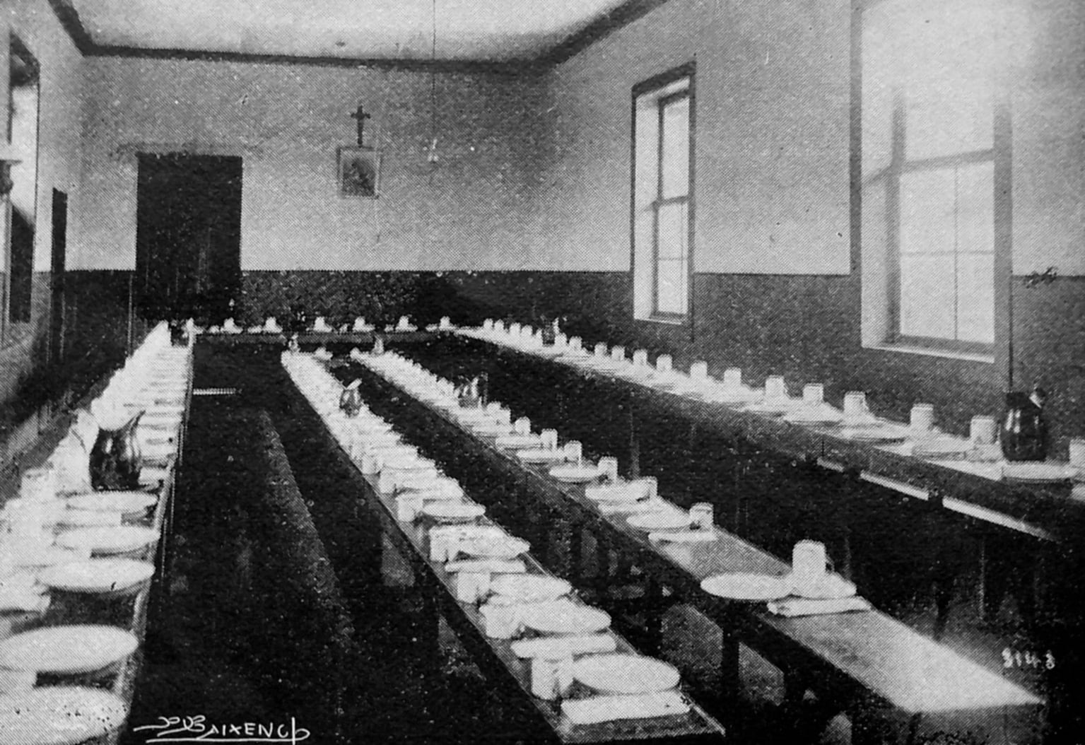 Salón comedor del departamento de niñas del Hospicio de Huérfanos de San José, hacia 1915.