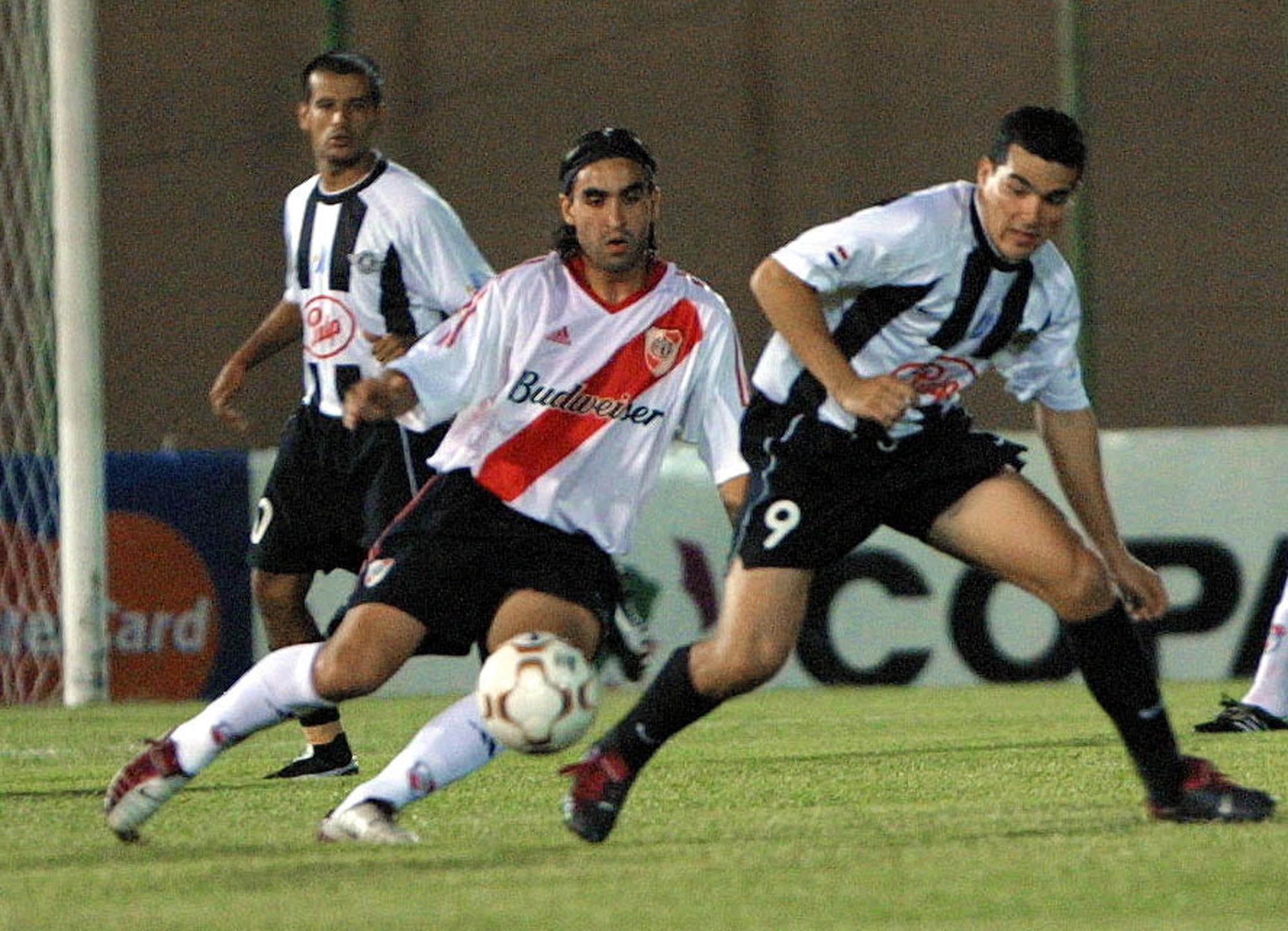 Claudio Husaín fue campeón con River Plate. En esta imagen, disputa un partido de Copa Libertadores en abril de 2003.