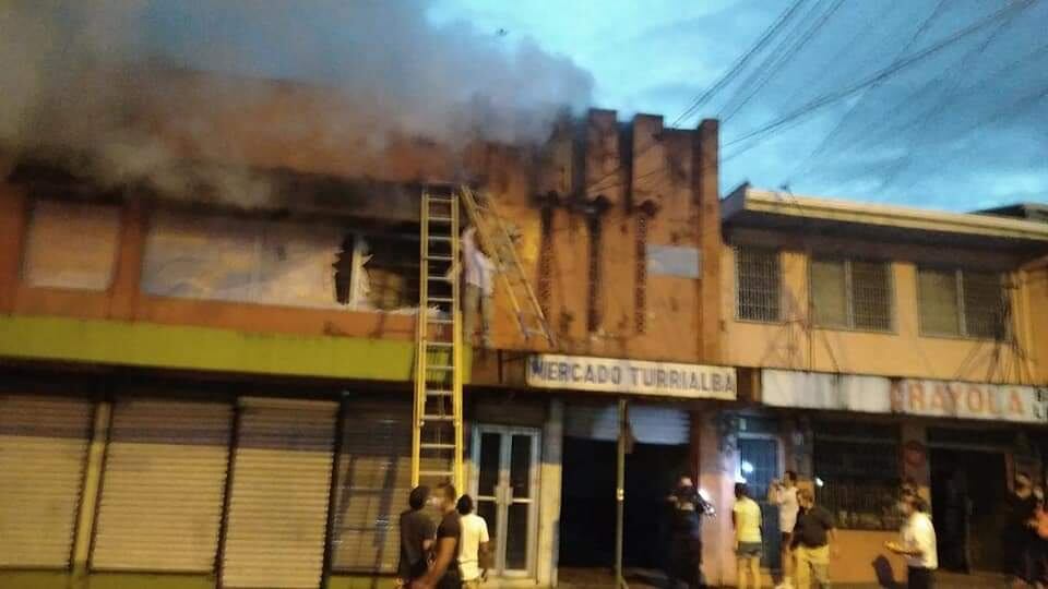 Incendio en el mercado de Turrialba el Viernes Santo del 2021
