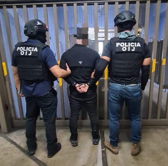 Un hombre de apellido Restrepo de 40 años, oriundo de Colombia y nacionalizado costarricense, fue detenido por agentes del OIJ ya que es solicitado en extradición por Francia. Se le investiga por tráfico de drogas.