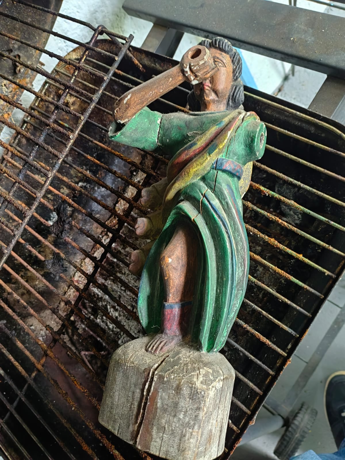 Figura de un ángel tallado en madera, destruido por el tiempo